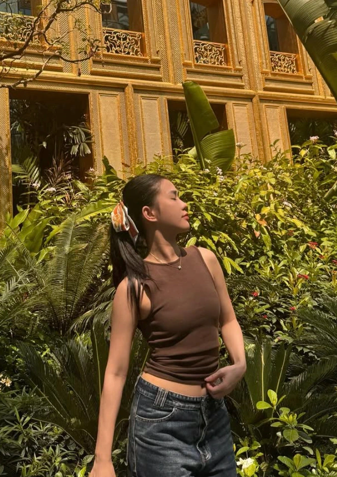 با شلوار جین و تاپ رکابی، یک ترکیب ساده اما شیک، خوب بپوشید - عکس ۷. Mặc đẹp với quần jeans và áo tank top, bộ đôi đơn giản mà sành điệu- Ảnh 7.