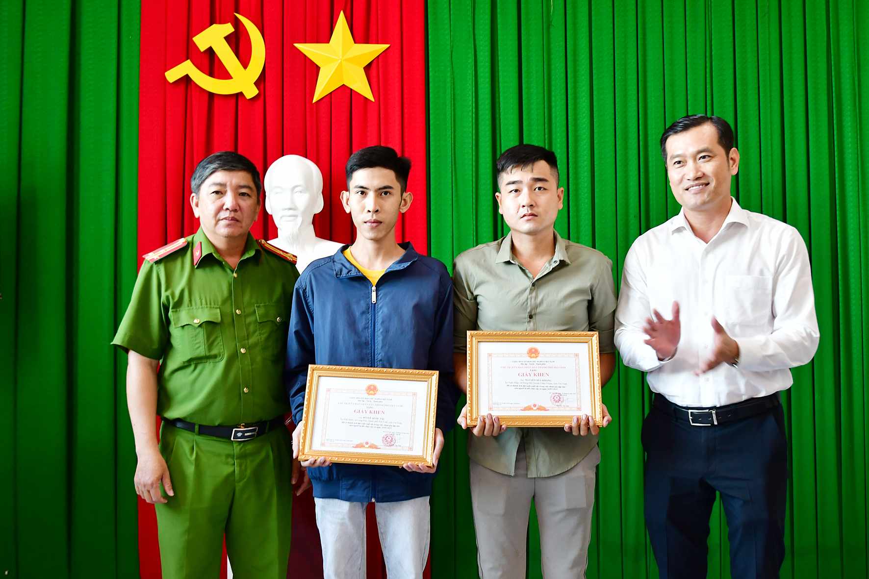 Vụ con dùng xăng đốt mẹ ruột: Khen thưởng 2 người dập lửa cứu người- Ảnh 1. Vụ con dùng xăng đốt mẹ ruột: Khen thưởng 2 người dập lửa cứu người- Ảnh 1.
