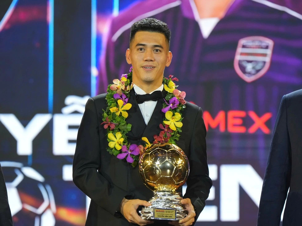 Tiến Linh dùng tiền thưởng Quả bóng vàng ủng hộ 'Mái ấm gia đình Việt'- Ảnh 1. Tiến Linh dùng tiền thưởng Quả bóng vàng ủng hộ 'Mái ấm gia đình Việt'- Ảnh 1.