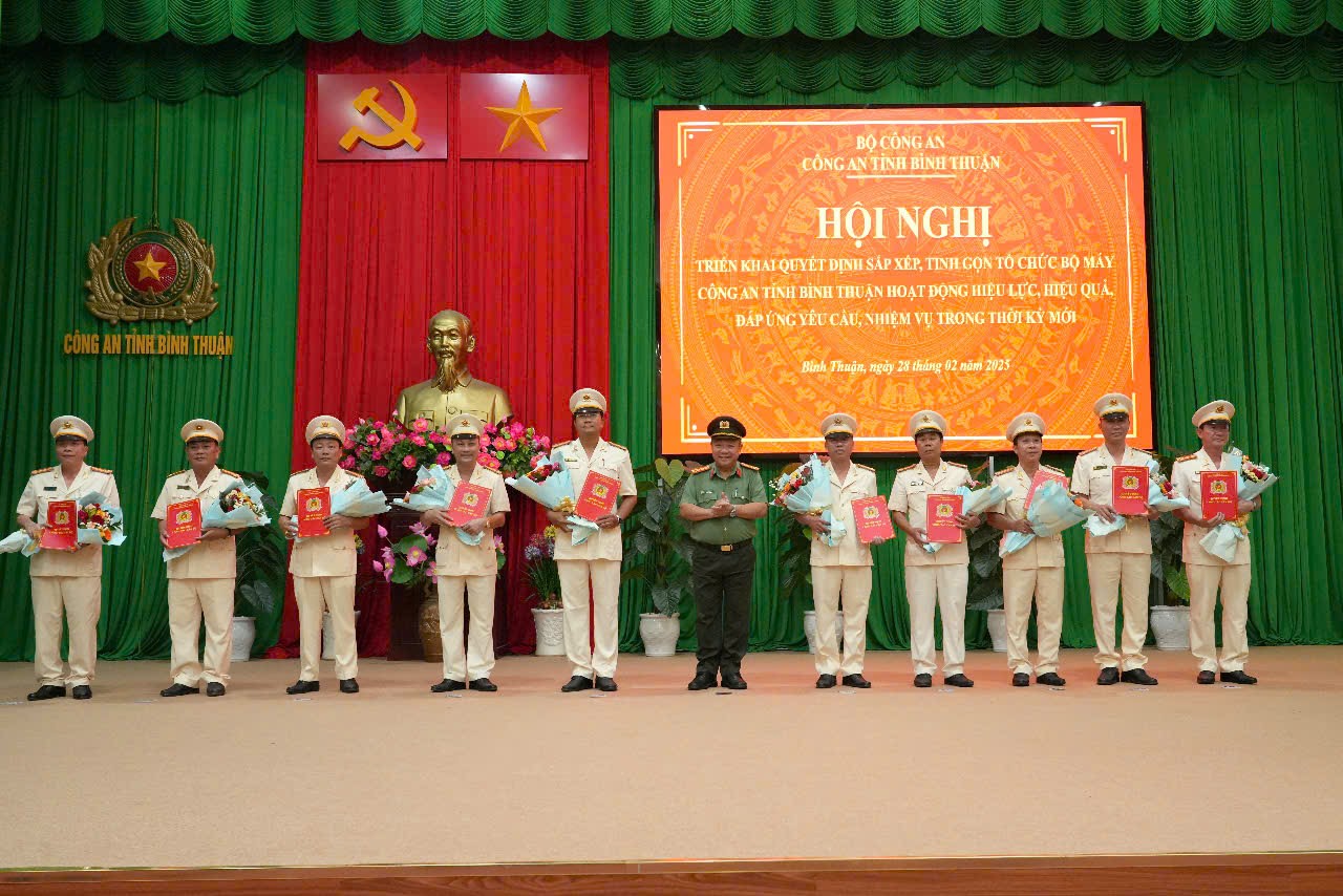 Bình Thuận: 17 Trưởng công an huyện, trưởng phòng nhận nhiệm vụ mới- Ảnh 1. Bình Thuận: 17 Trưởng công an huyện, trưởng phòng nhận nhiệm vụ mới- Ảnh 1.