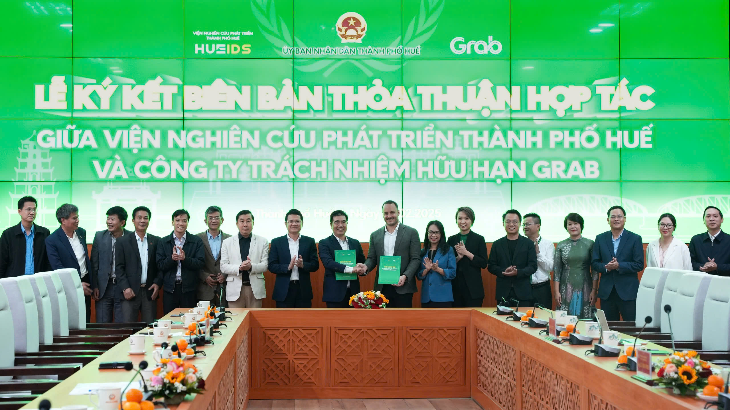 Thành phố Huế và Grab ký kết biên bản thỏa thuận nhằm thúc đẩy chuyển đổi số - Ảnh 1.