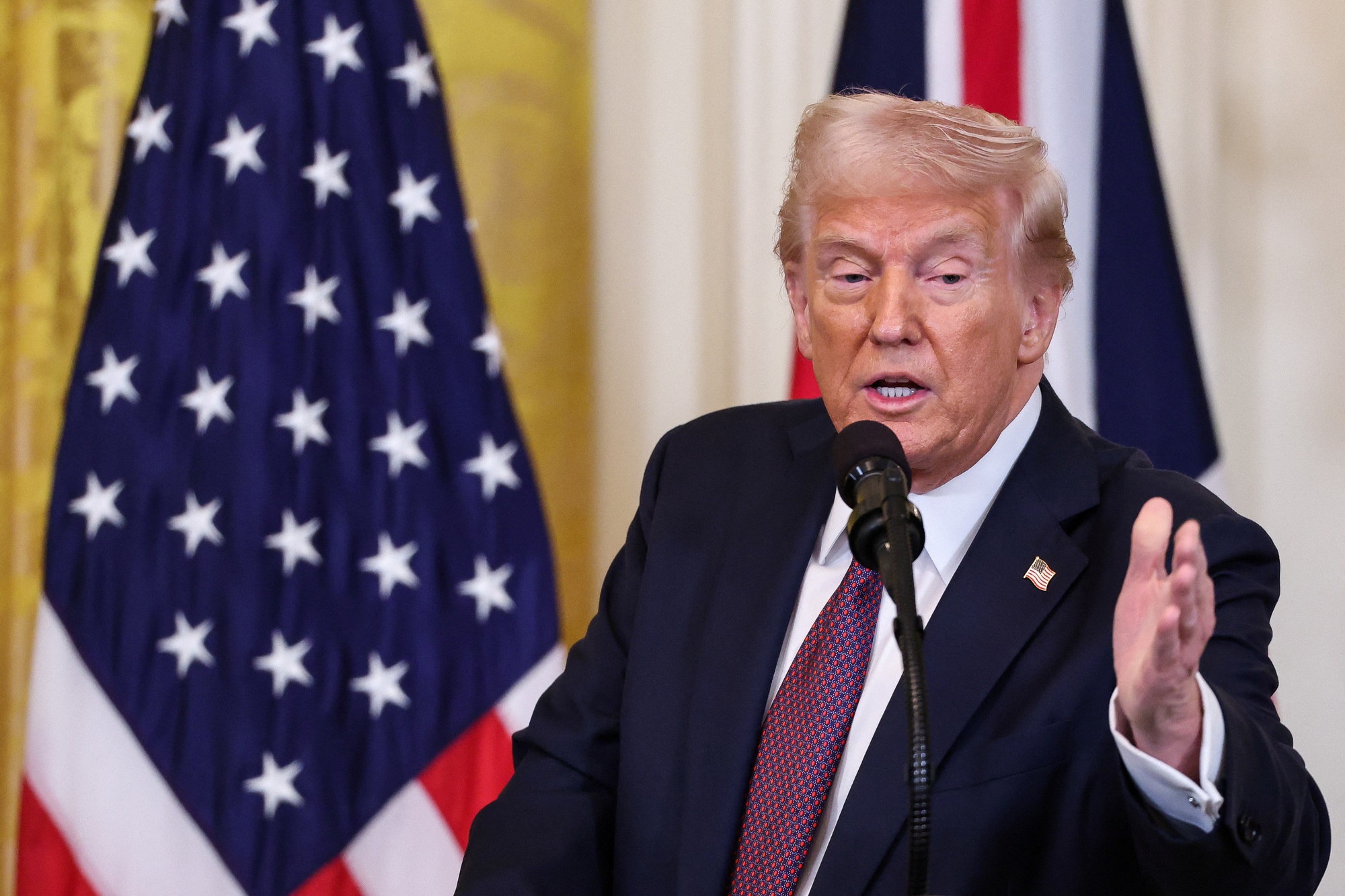 Ông Trump tăng thêm thuế với Trung Quốc, sẽ áp thuế Canada và Mexico vào tuần sau- Ảnh 1. Ông Trump tăng thêm thuế với Trung Quốc, sẽ áp thuế Canada và Mexico vào tuần sau- Ảnh 1.