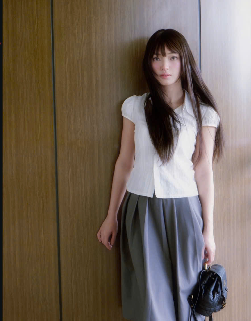 Τονίστε την εμφάνισή σας με λευκά πουκάμισα - Φωτογραφία 4. Tô điểm cho vẻ ngoài nổi bật với những chiếc áo trắng- Ảnh 4.