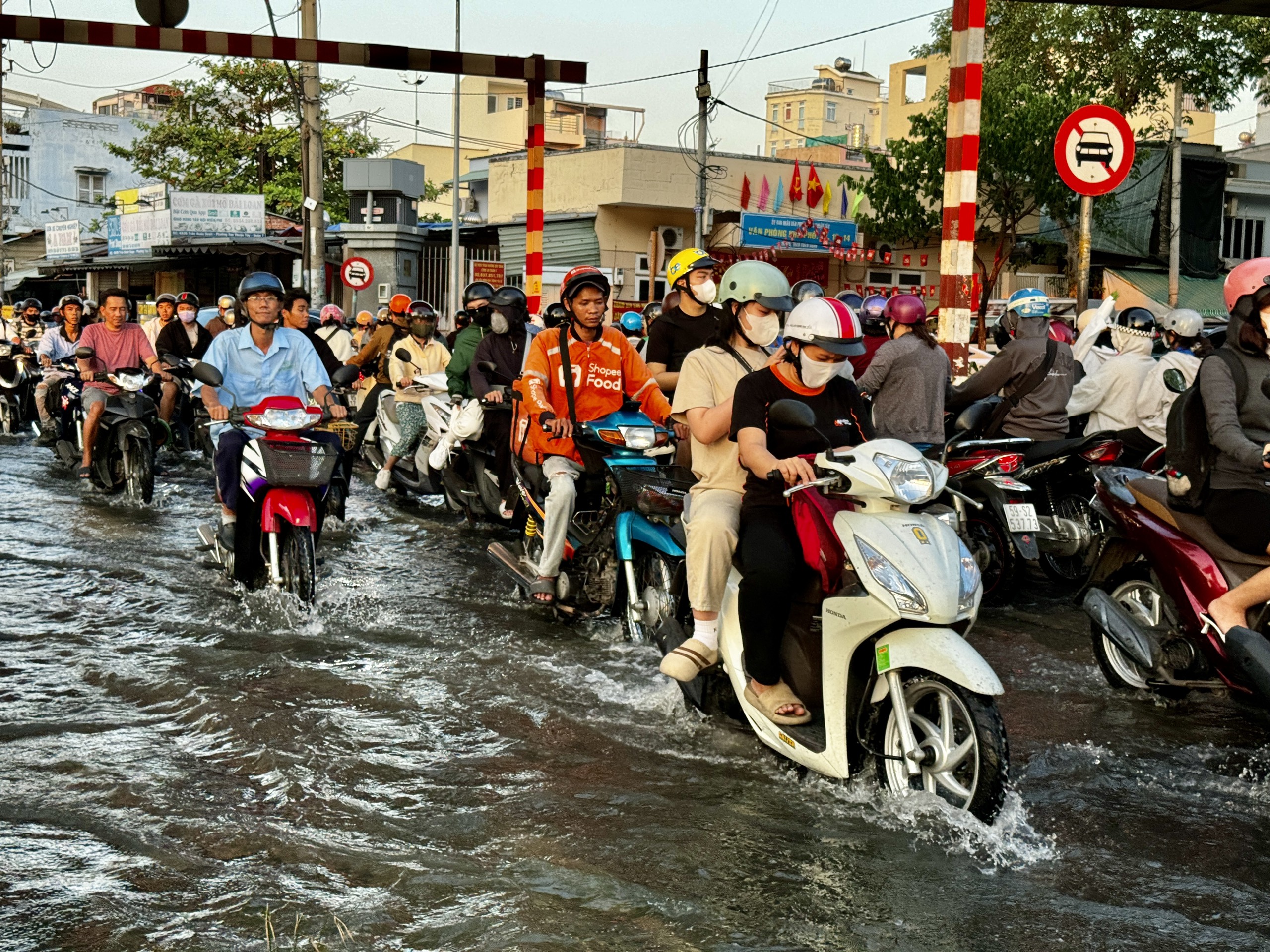 Chiều tối triều cường dâng ở TP.HCM, người dân vất vả lội nước giờ tan tầm - Ảnh 9.