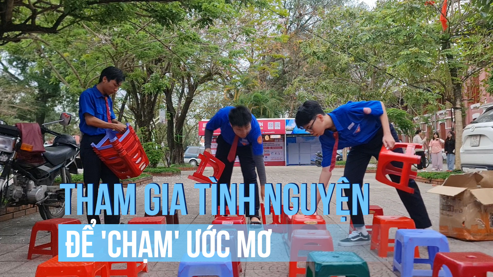 Nhiều bạn trẻ tham gia tình nguyện Tư vấn mùa thi để 'chạm' gần hơn ước mơ - Ảnh 1.