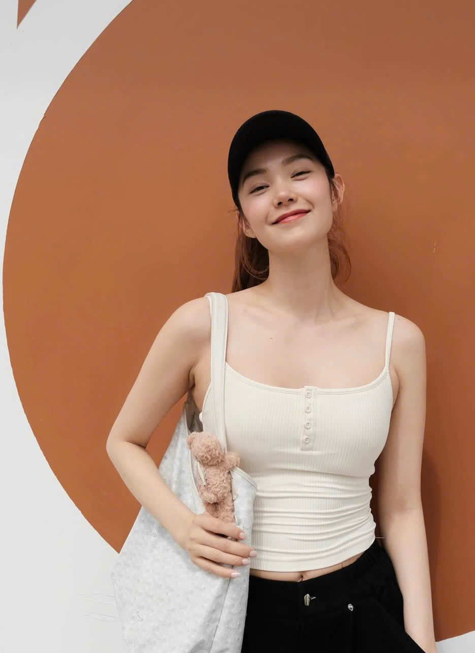 Τονίστε την εμφάνισή σας με λευκά πουκάμισα - Φωτογραφία 6. Tô điểm cho vẻ ngoài nổi bật với những chiếc áo trắng- Ảnh 6.