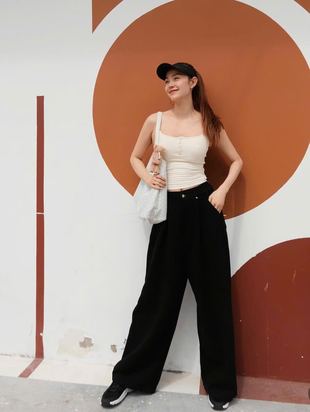 Τονίστε την εμφάνισή σας με λευκά πουκάμισα - Φωτογραφία 7. Tô điểm cho vẻ ngoài nổi bật với những chiếc áo trắng- Ảnh 7.