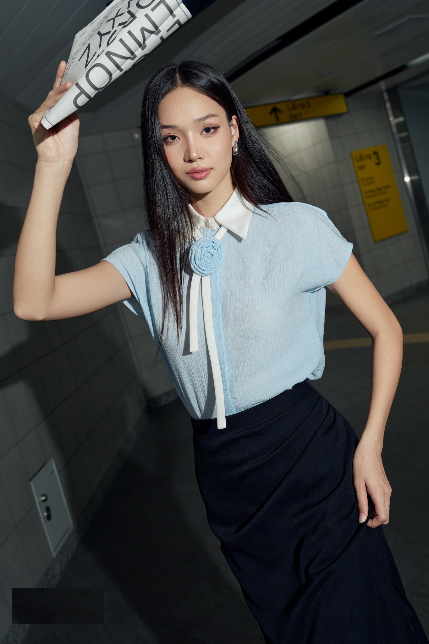 Lång kjol och blus, en flexibel och vacker kombination för soliga dagar - Bild 1. Chân váy dài và áo kiểu, combo mặc đẹp linh hoạt cho ngày nắng- Ảnh 1.