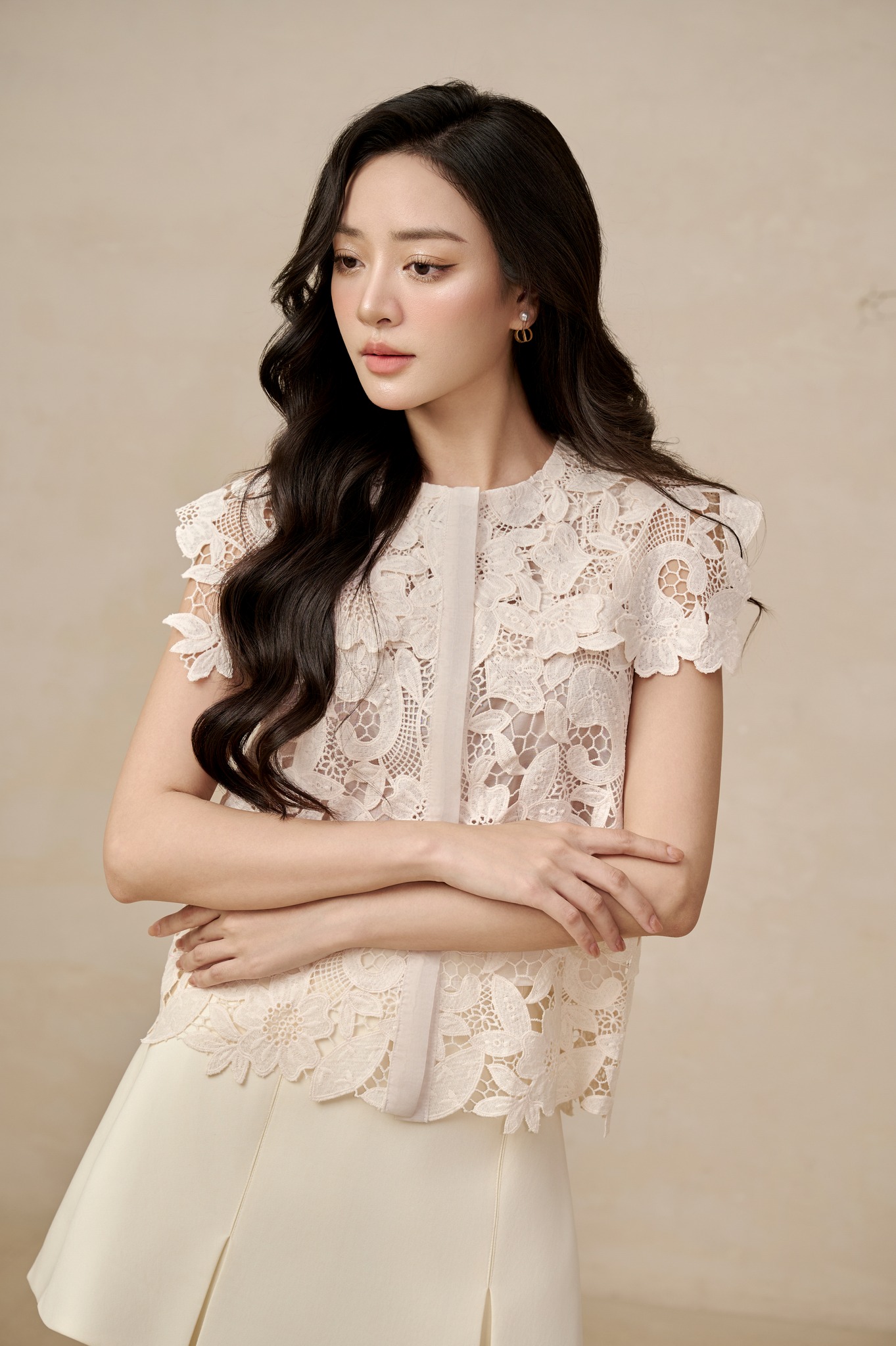 Lång kjol och blus, en flexibel och vacker kombination för soliga dagar - Bild 7. Chân váy dài và áo kiểu, combo mặc đẹp linh hoạt cho ngày nắng- Ảnh 7.