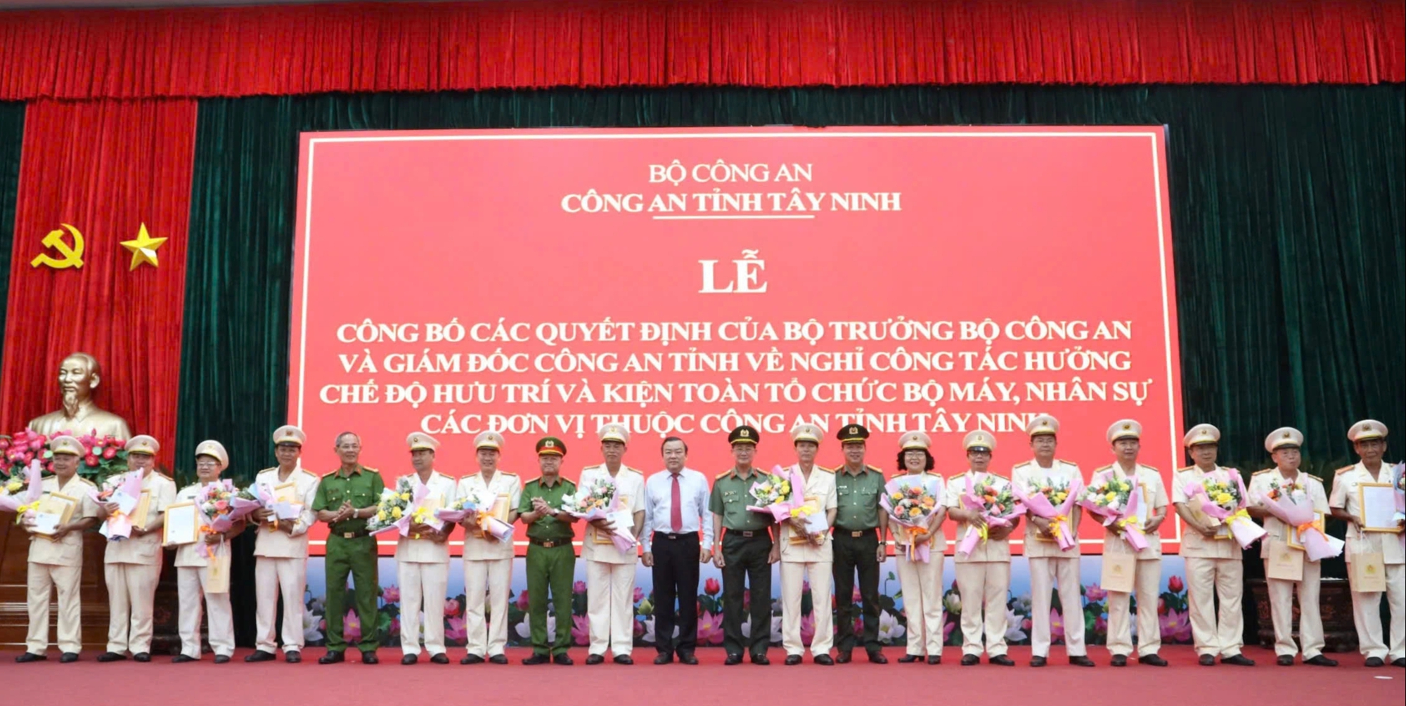 16 trưởng, phó phòng Công an tỉnh Tây Ninh nghỉ hưu- Ảnh 2. 16 trưởng, phó phòng Công an tỉnh Tây Ninh nghỉ hưu- Ảnh 2.