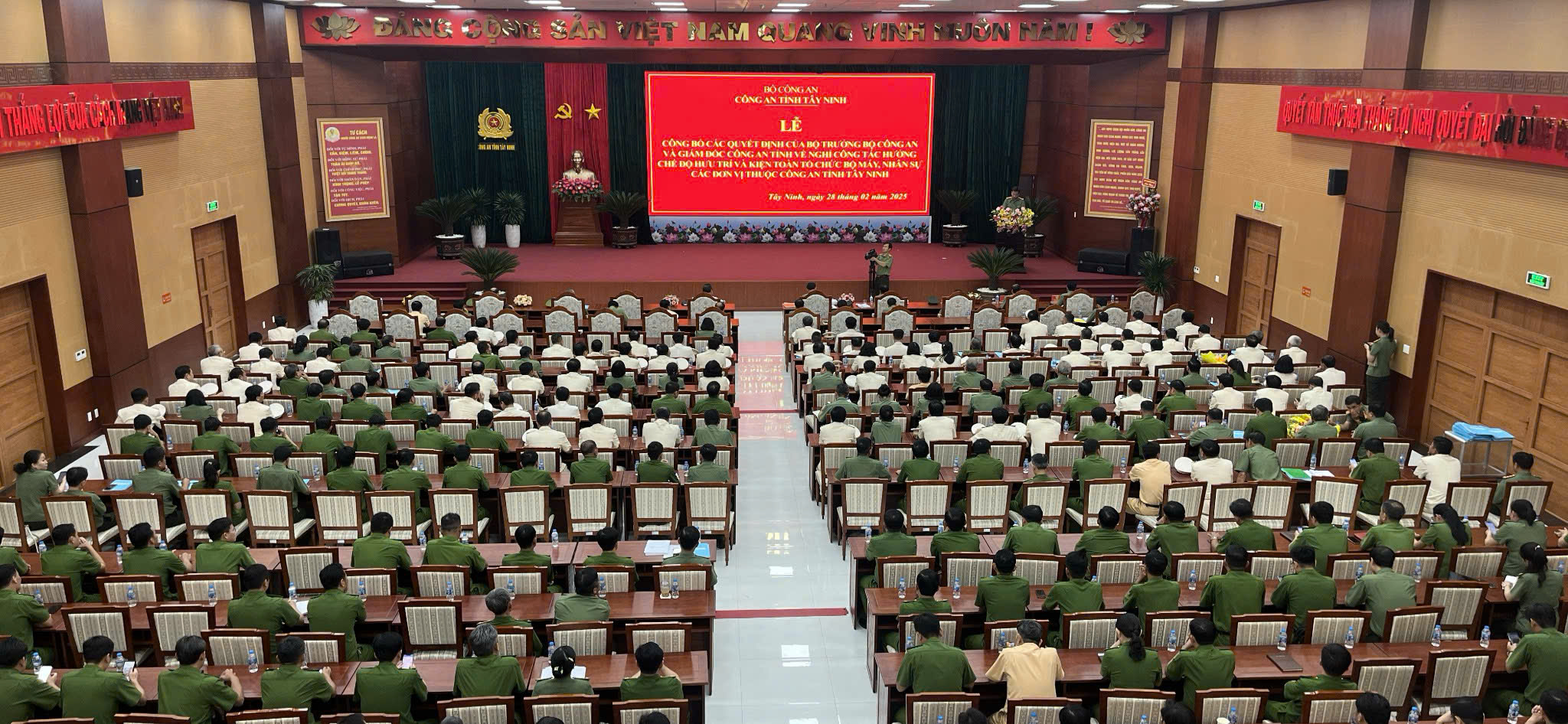 16 trưởng, phó phòng Công an tỉnh Tây Ninh nghỉ hưu- Ảnh 1. 16 trưởng, phó phòng Công an tỉnh Tây Ninh nghỉ hưu- Ảnh 1.