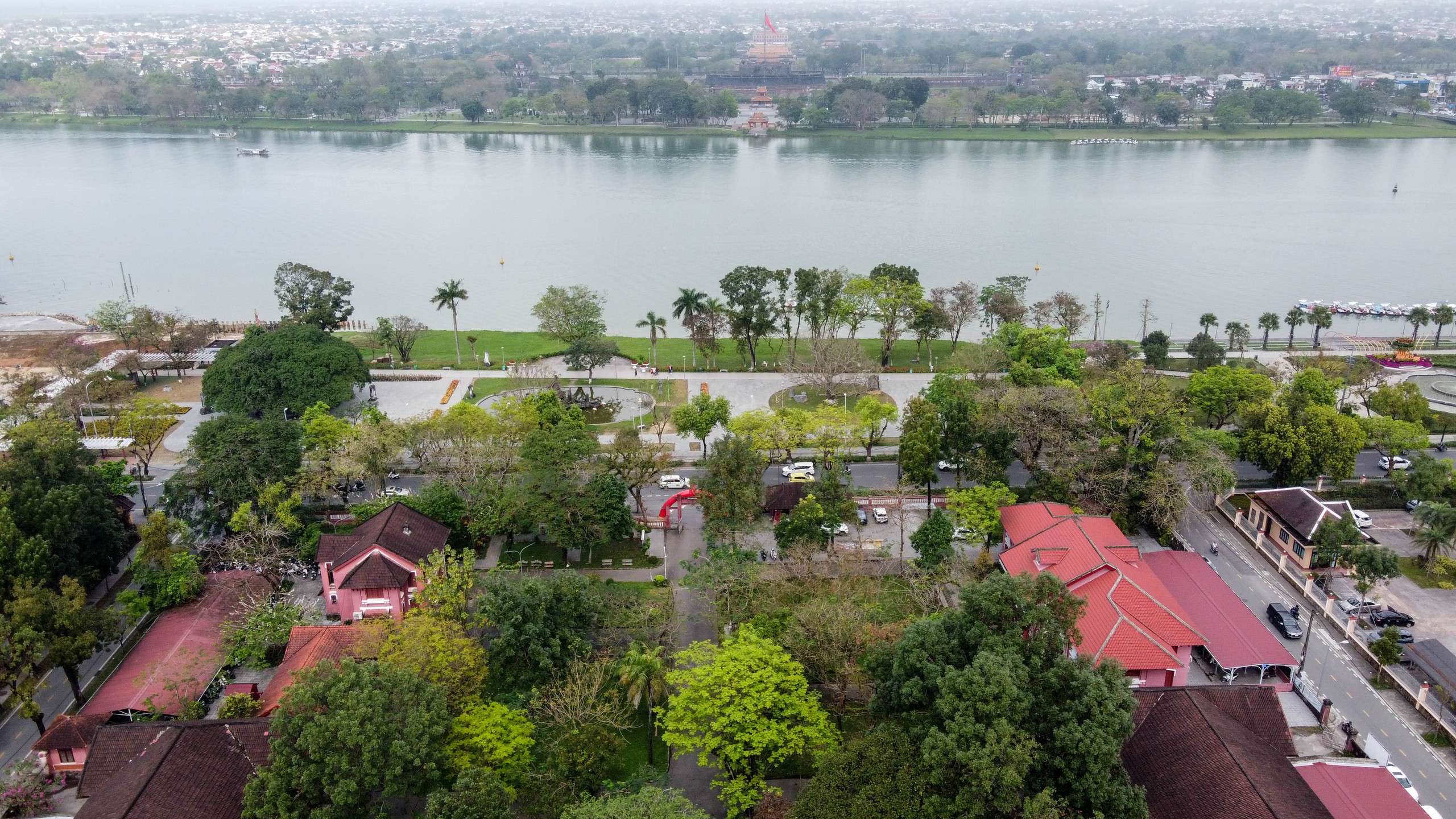 Thăm ‘ngôi trường hồng' bên bờ sông Hương, nơi sắp diễn ra tư vấn mùa thi- Ảnh 2.