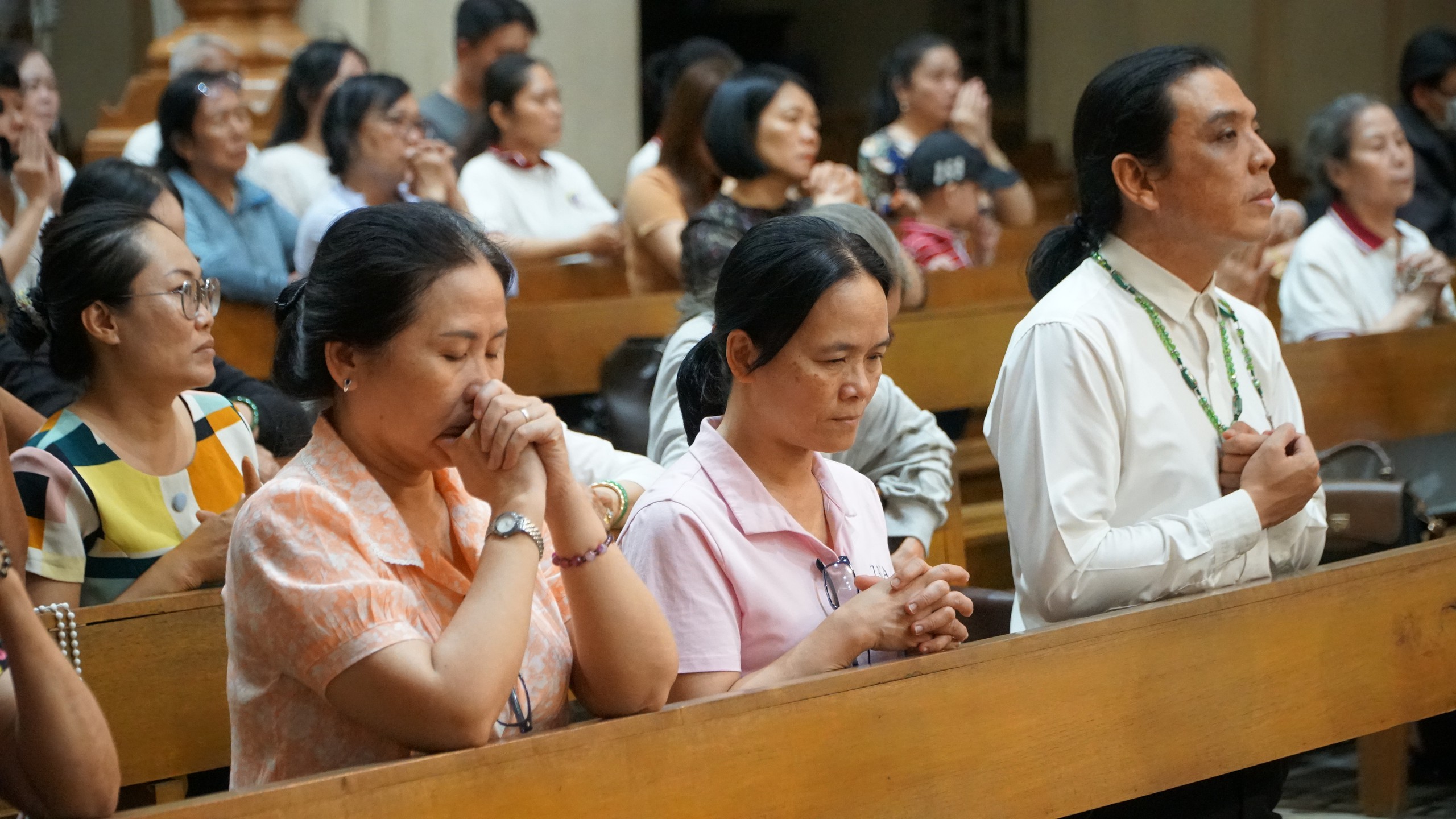 Người dân đến Nhà thờ Đức Bà Sài Gòn cầu nguyện cho Giáo hoàng Francis - Ảnh 4.