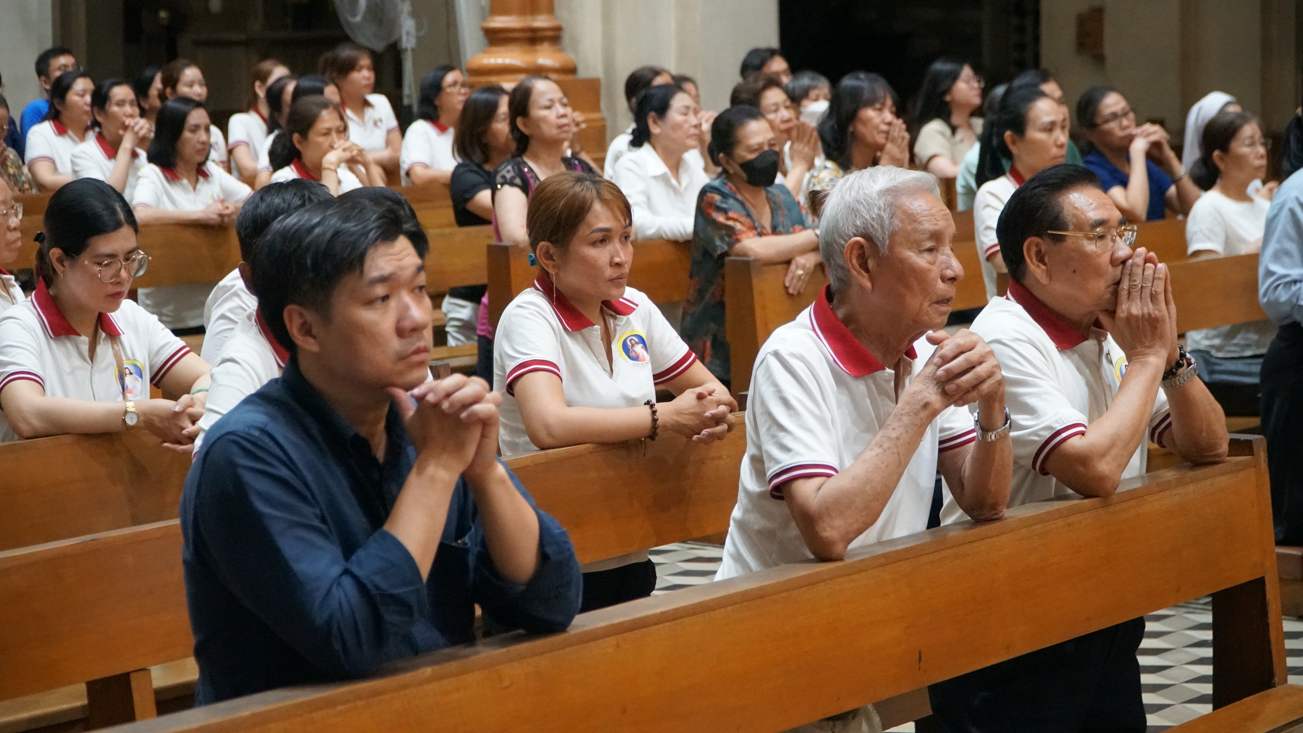 Người dân đến Nhà thờ Đức Bà Sài Gòn cầu nguyện cho Giáo hoàng Francis - Ảnh 2.