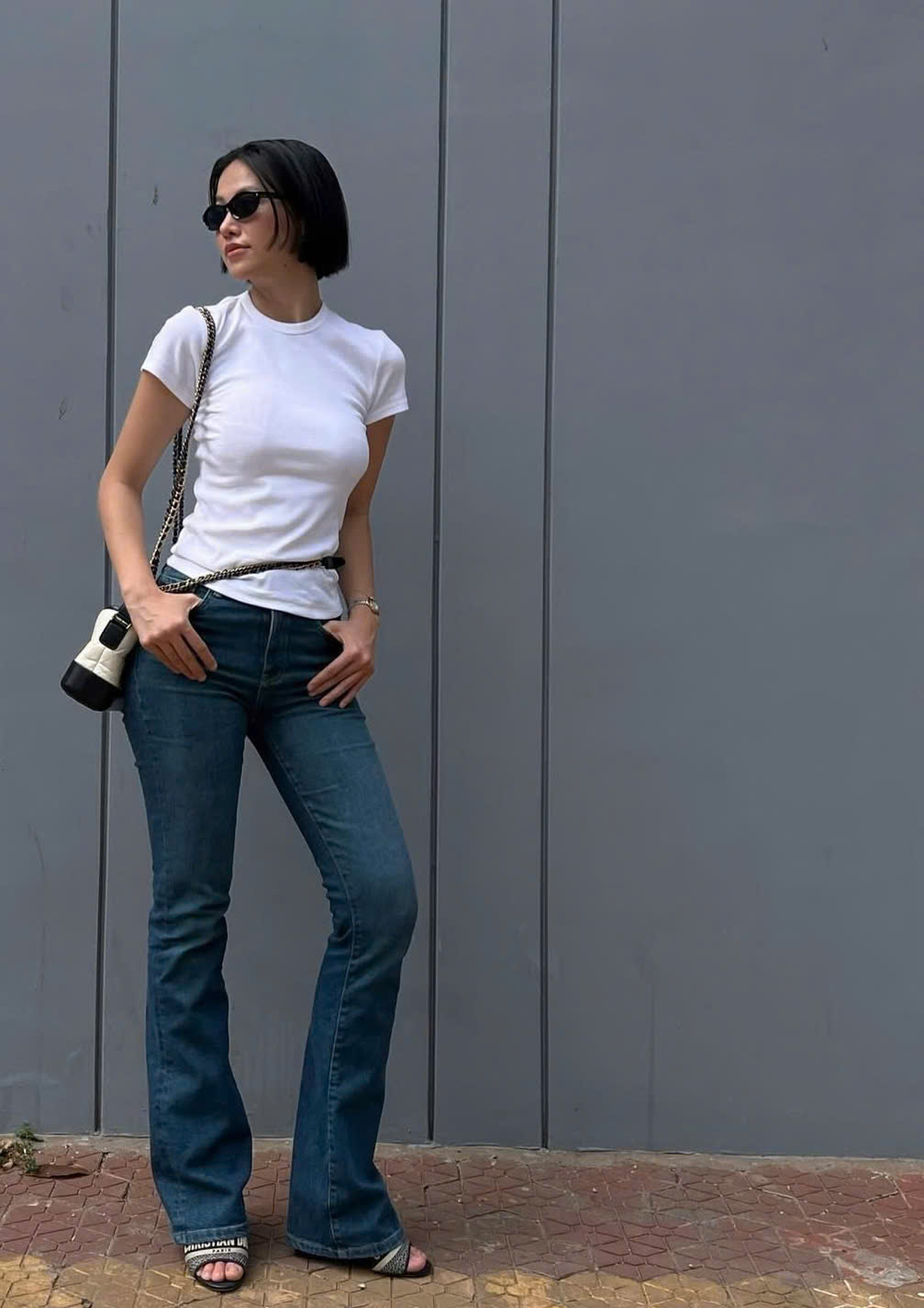 Τονίστε την εμφάνισή σας με λευκά πουκάμισα - Φωτογραφία 8. Tô điểm cho vẻ ngoài nổi bật với những chiếc áo trắng- Ảnh 8.