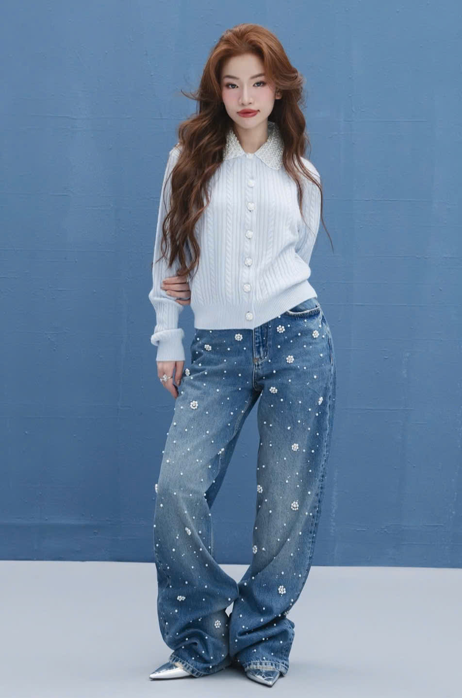 Τονίστε την εμφάνισή σας με λευκά πουκάμισα - Φωτογραφία 1. Tô điểm cho vẻ ngoài nổi bật với những chiếc áo trắng- Ảnh 1.