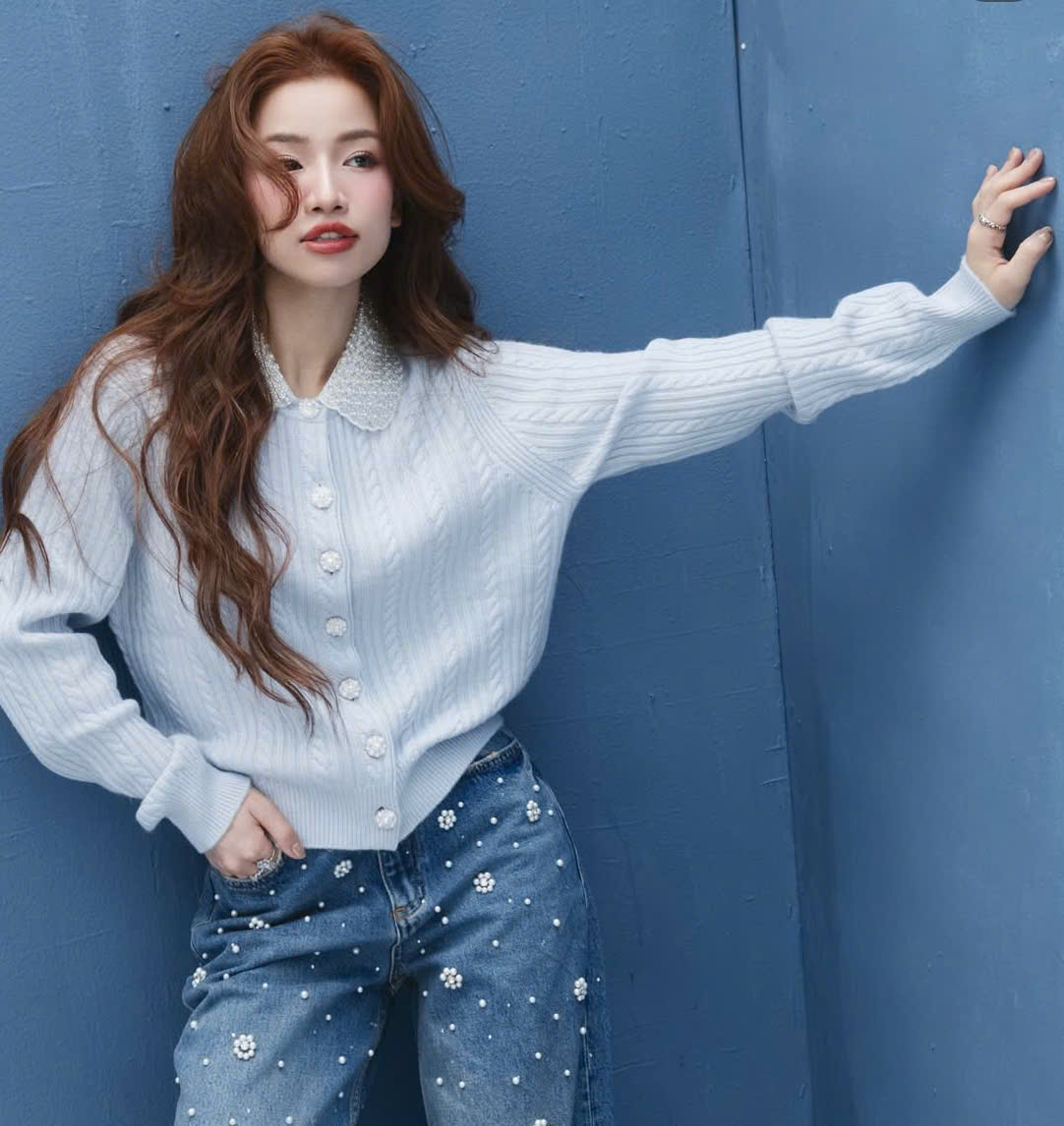 Τονίστε την εμφάνισή σας με λευκά πουκάμισα - Φωτογραφία 2. Tô điểm cho vẻ ngoài nổi bật với những chiếc áo trắng- Ảnh 2.