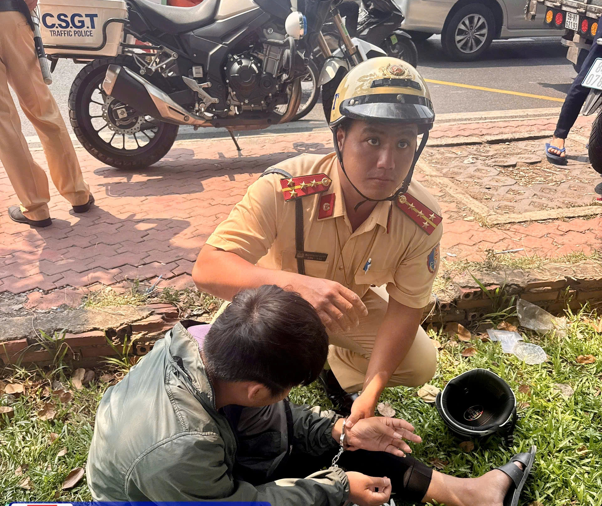 CSGT TP.HCM dẫn đường ô tô đến Bệnh viện Chợ Rẫy cấp cứu người nguy kịch- Ảnh 2. CSGT TP.HCM dẫn đường ô tô đến Bệnh viện Chợ Rẫy cấp cứu người nguy kịch- Ảnh 2.