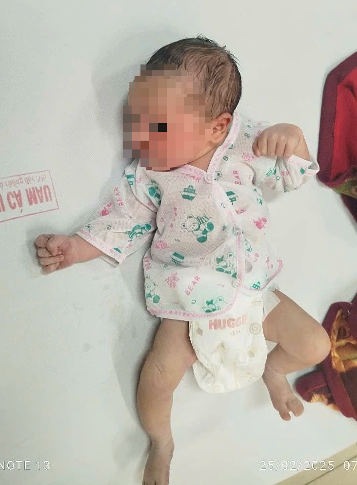 Phát hiện trẻ sơ sinh bị bỏ rơi trong túi nilon trước nhà dân ở Cà Mau - Ảnh 1.