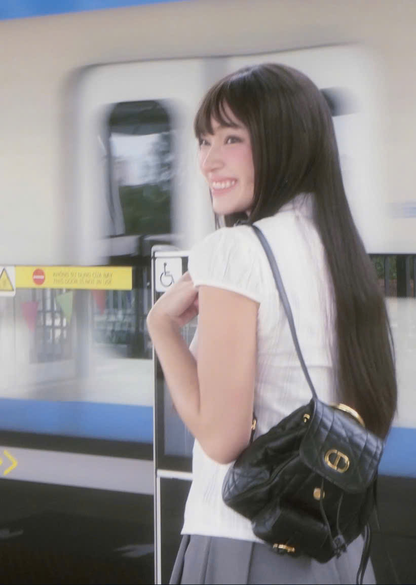 Τονίστε την εμφάνισή σας με λευκά πουκάμισα - Φωτογραφία 5. Tô điểm cho vẻ ngoài nổi bật với những chiếc áo trắng- Ảnh 5.