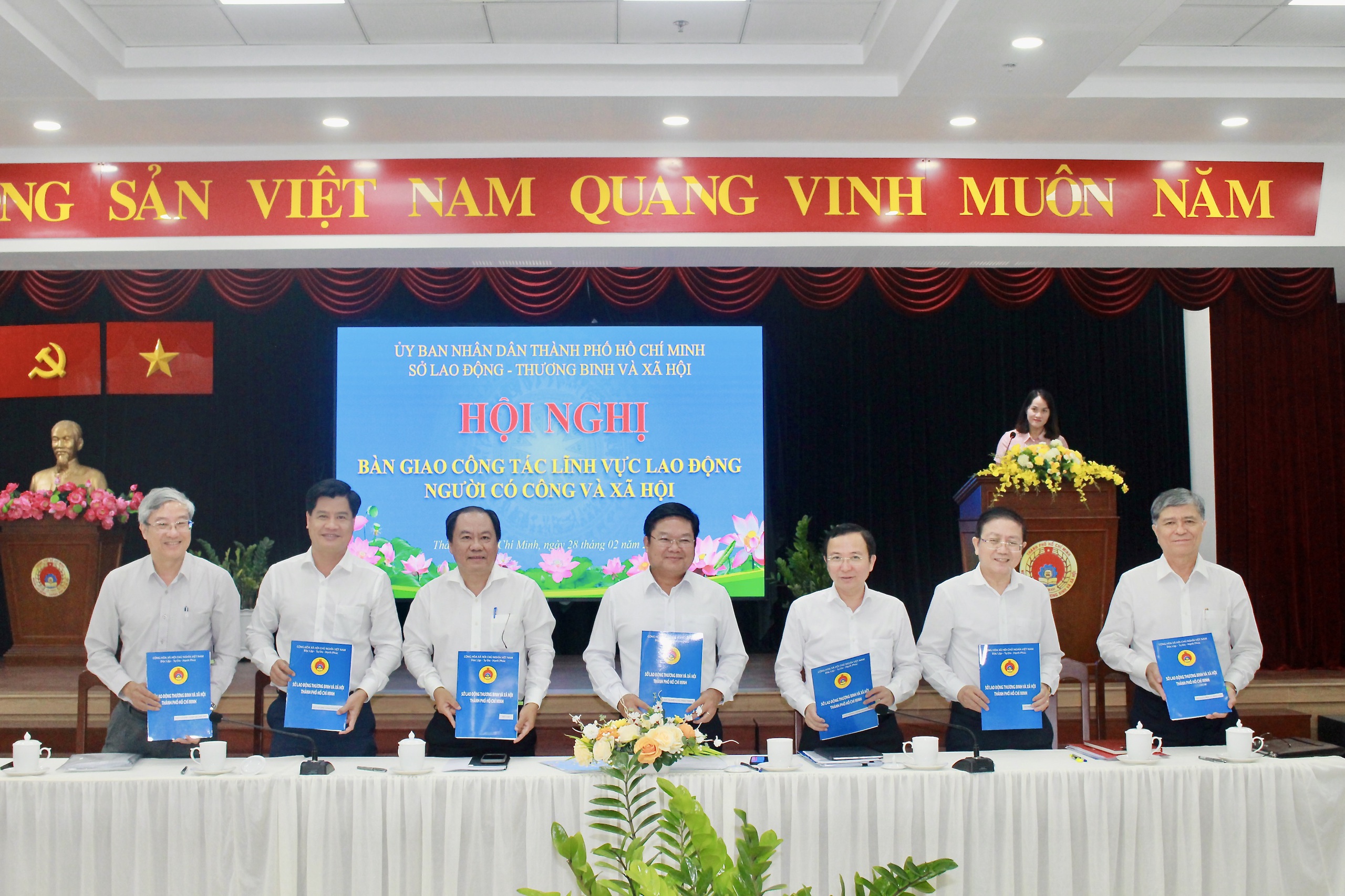 Sở LĐ-TB-XH TP.HCM bàn giao 7 chức năng, nhiệm vụ cho các bên - Ảnh 1.