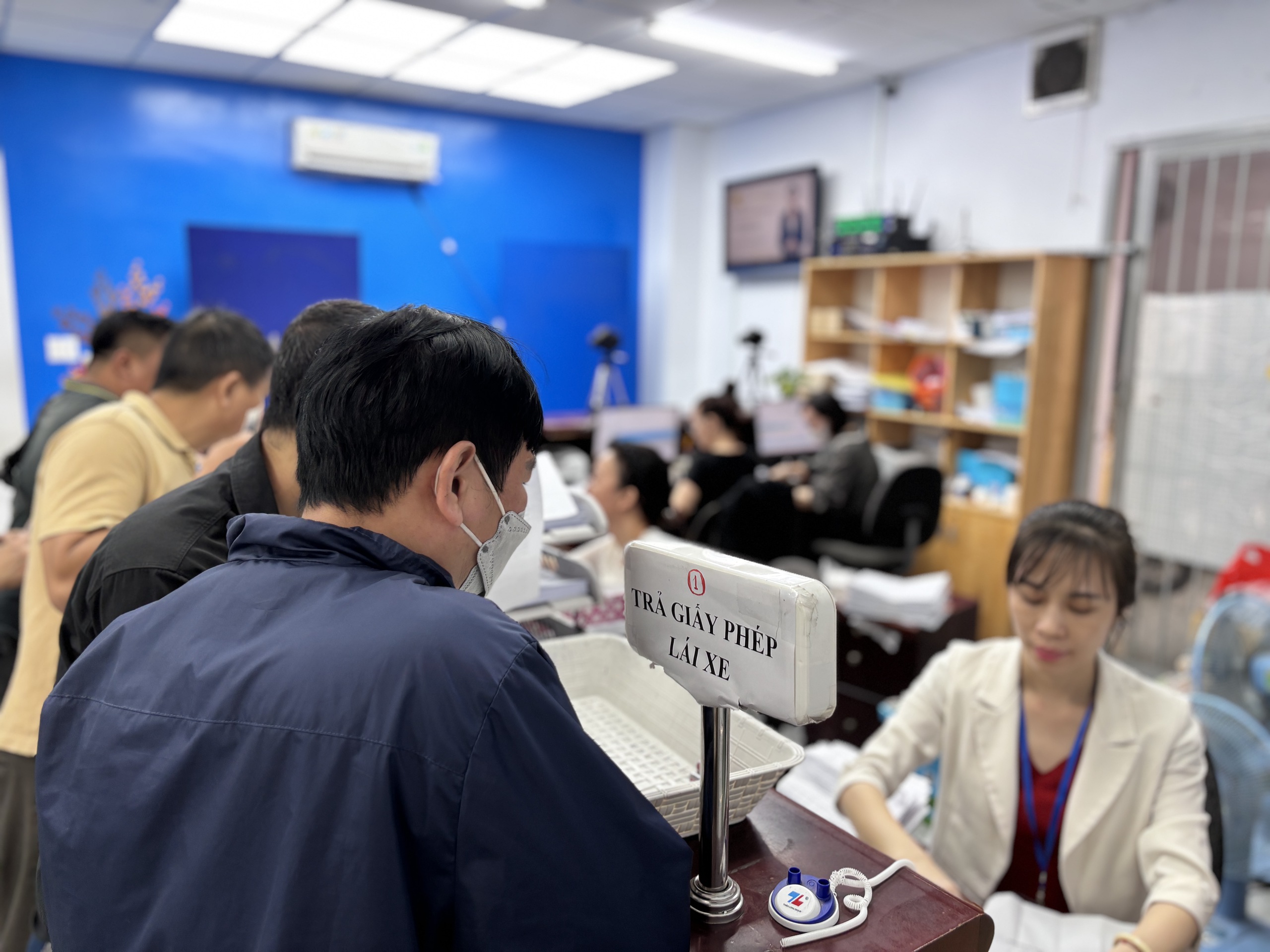 CSGT TP.HCM hướng dẫn thi, cấp đổi bằng lái từ 1.3: Người dân làm thủ tục gì?- Ảnh 3. CSGT TP.HCM hướng dẫn thi, cấp đổi bằng lái từ 1.3: Người dân làm thủ tục gì?- Ảnh 3.