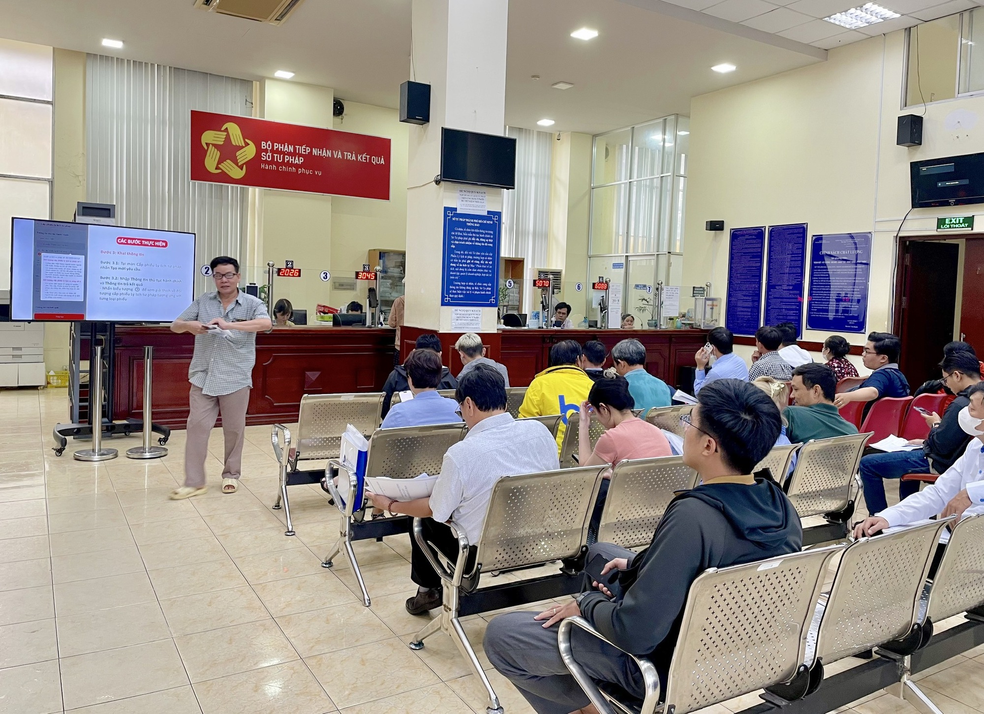 TP.HCM: Từ ngày 1.3, người dân đến đâu để được cấp phiếu lý lịch tư pháp?- Ảnh 1. TP.HCM: Từ ngày 1.3, người dân đến đâu để được cấp phiếu lý lịch tư pháp?- Ảnh 1.