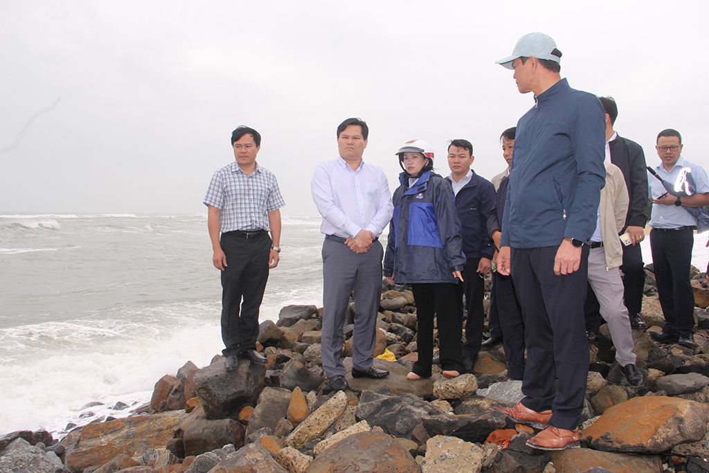 Sống bất an Trước biển: Người dân Quảng Ngãi đối mặt triều cường - Ảnh 1. Sống bất an Trước biển: Người dân Quảng Ngãi đối mặt triều cường - Ảnh 1.
