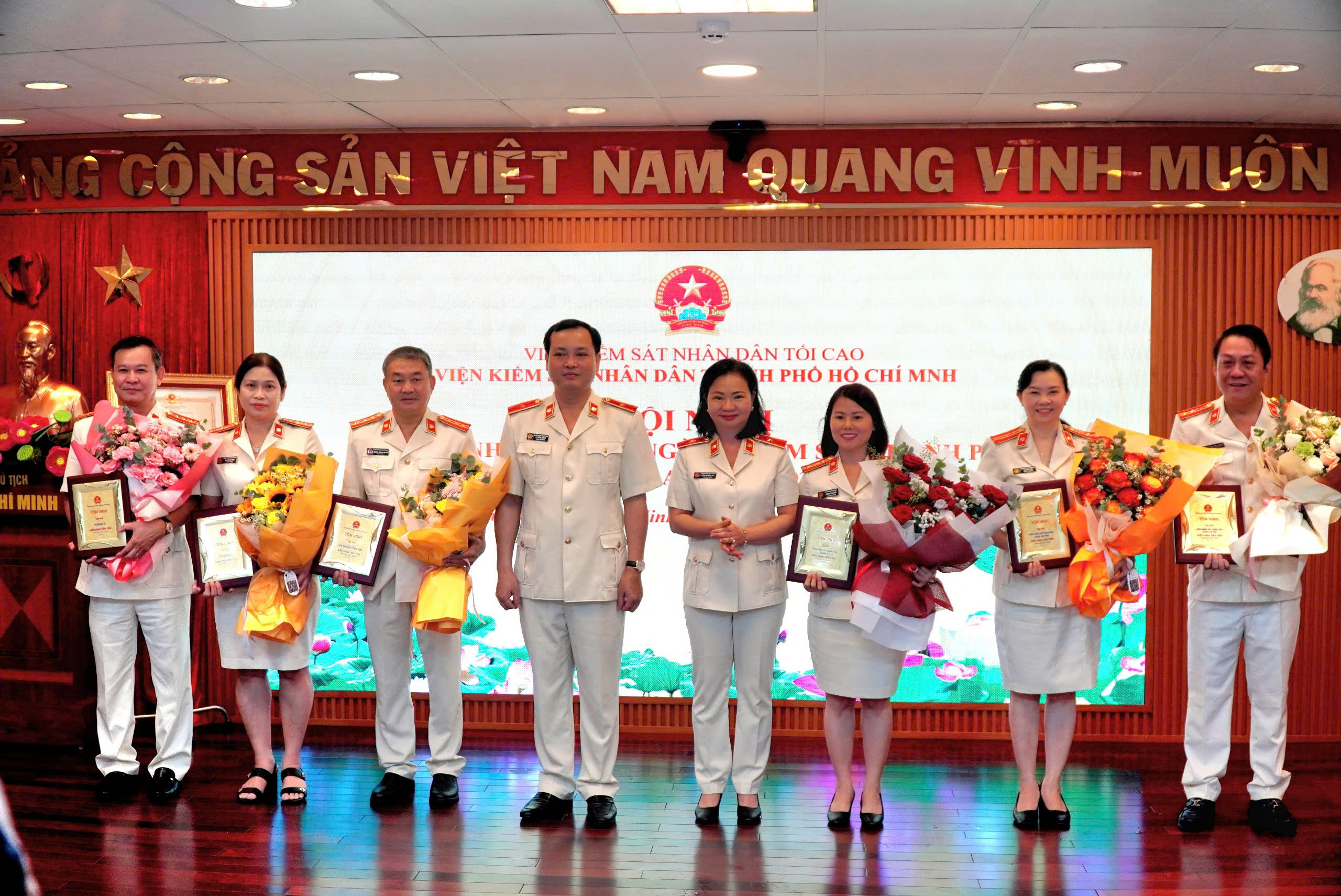Viện KSND TP.HCM vinh danh 40 cá nhân và 6 tập thể tiên tiến- Ảnh 3. Viện KSND TP.HCM vinh danh 40 cá nhân và 6 tập thể tiên tiến- Ảnh 3.
