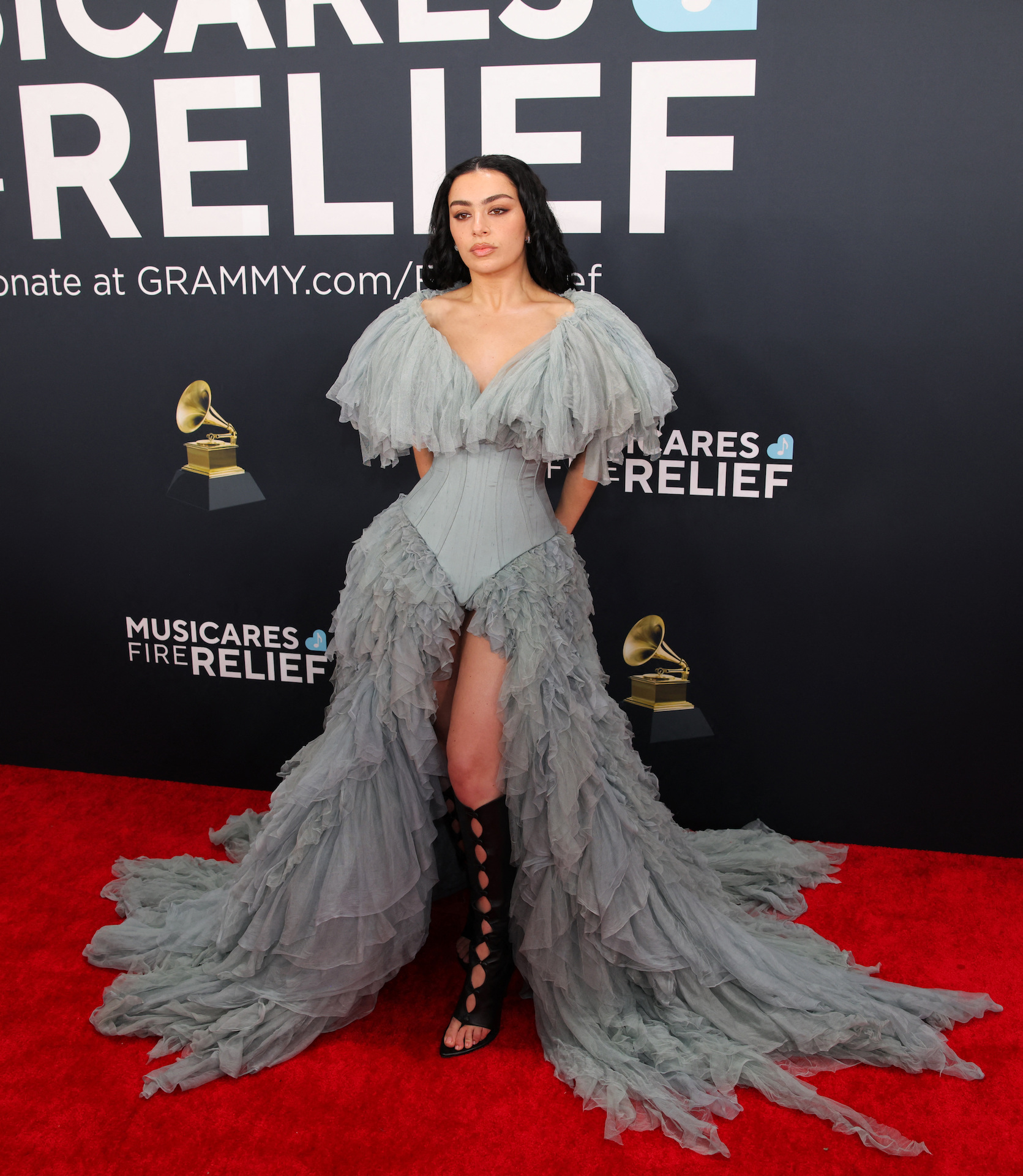 Miley Cyrus, Taylor Swift, Cardi B đọ sắc nóng bỏng trên thảm đỏ Grammy- Ảnh 16.