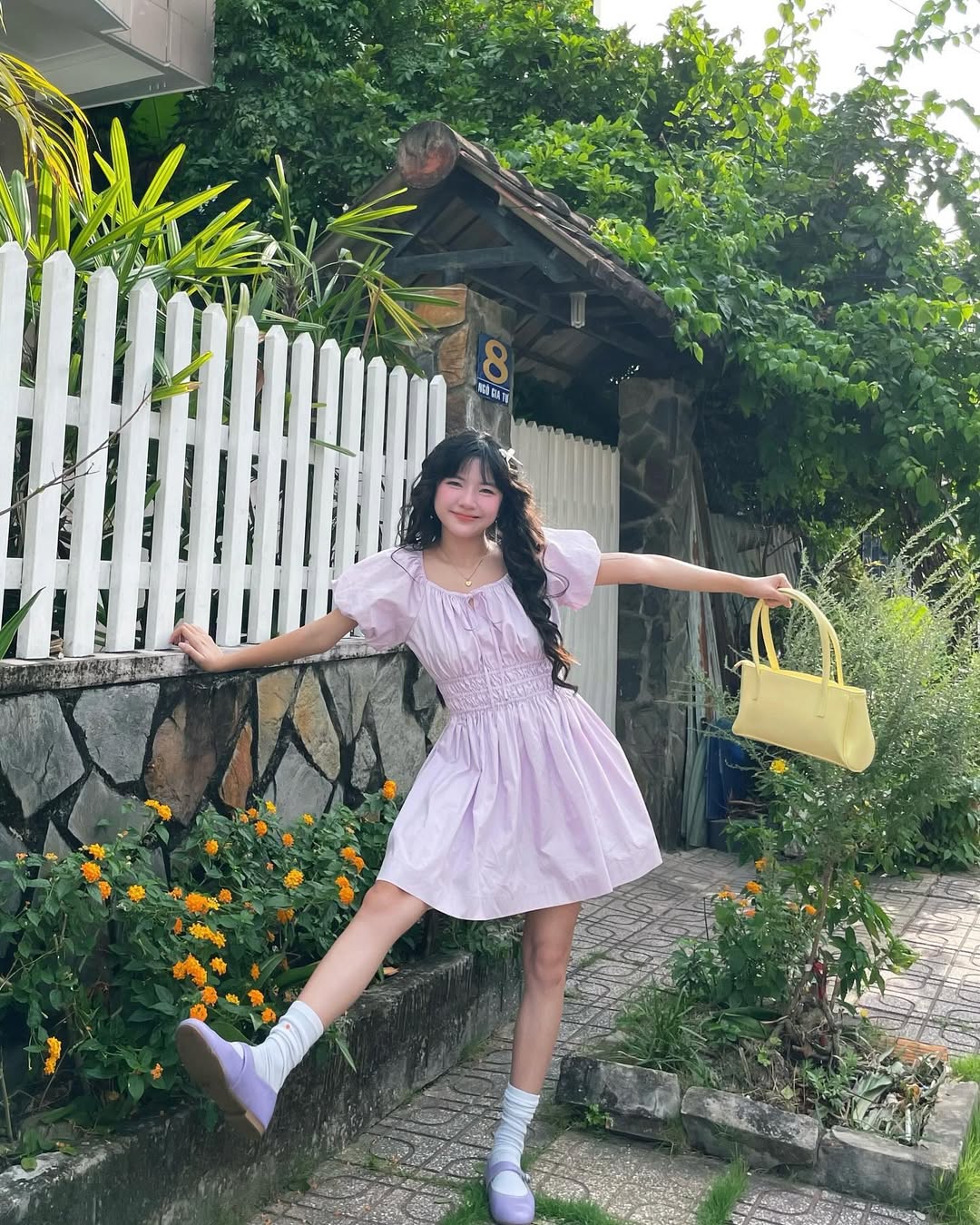 Bersinar pada hari-hari musim bunga dengan keindahan lembut skirt berkobar - Foto 2. Tỏa sáng ngày xuân với vẻ đẹp dịu dàng của váy xòe- Ảnh 2.