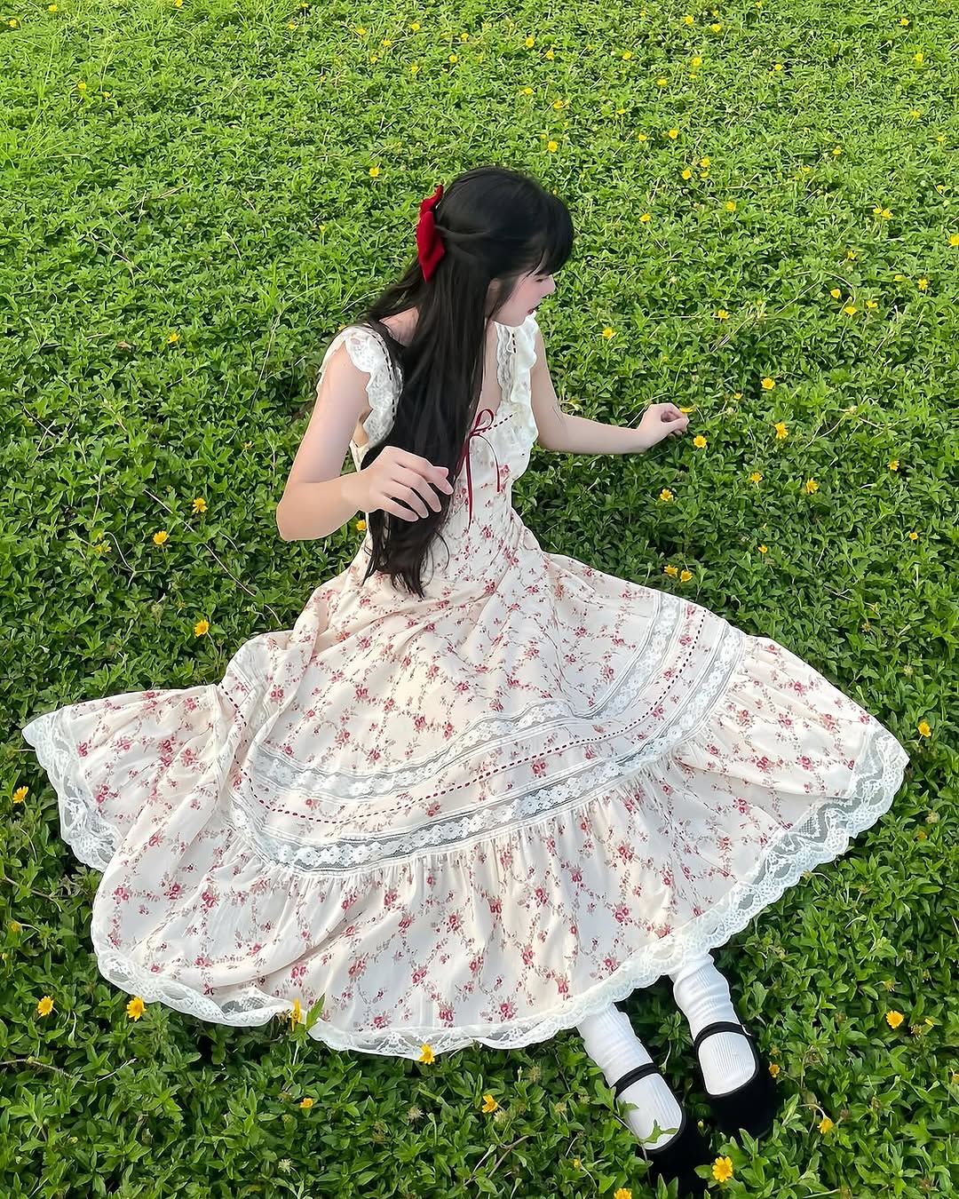 Bersinar pada hari-hari musim bunga dengan keindahan lembut skirt berkobar - Foto 3. Tỏa sáng ngày xuân với vẻ đẹp dịu dàng của váy xòe- Ảnh 3.