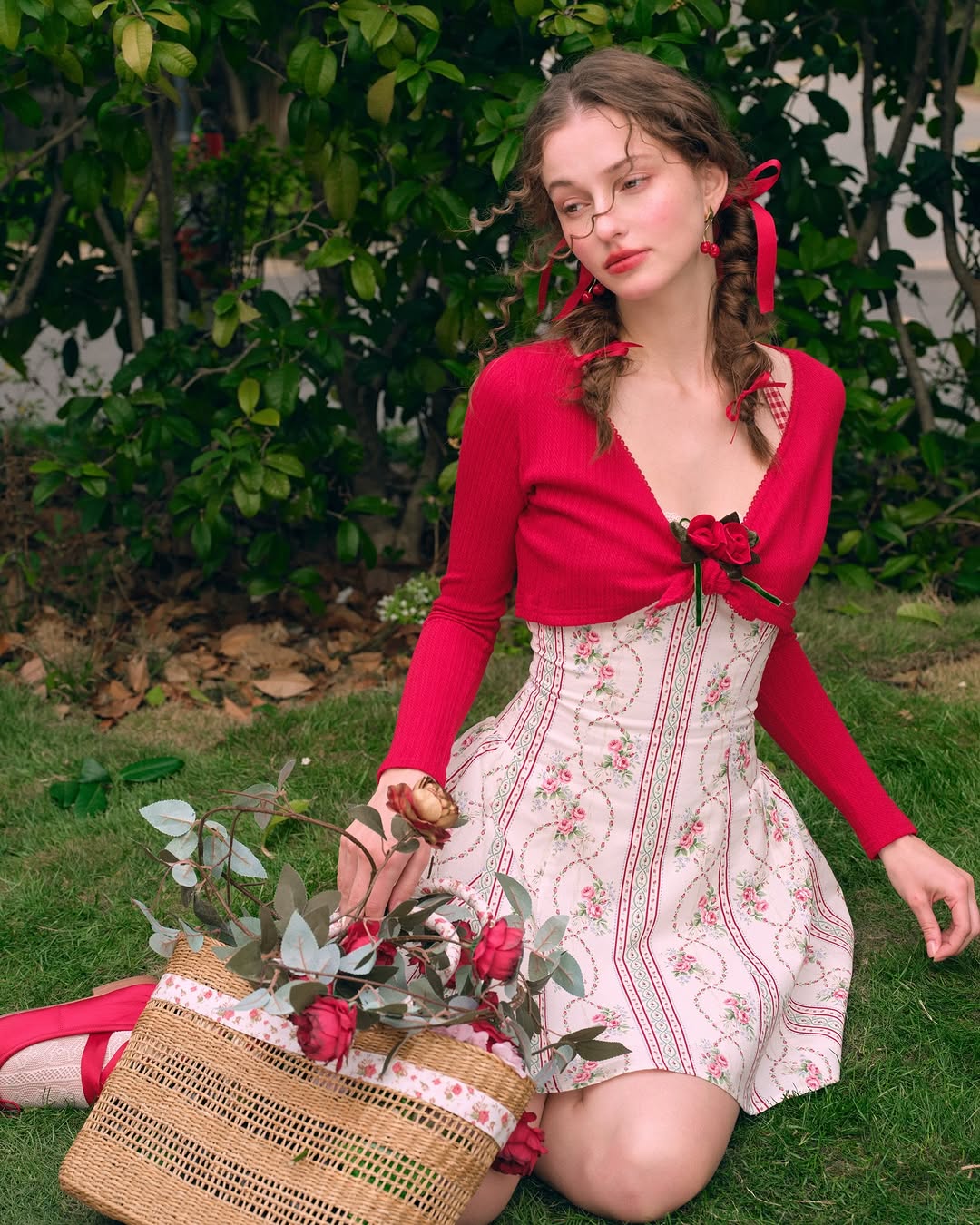 Bersinar terang pada hari-hari musim bunga dengan keindahan lembut skirt berkobar - Foto 4. Tỏa sáng ngày xuân với vẻ đẹp dịu dàng của váy xòe- Ảnh 4.