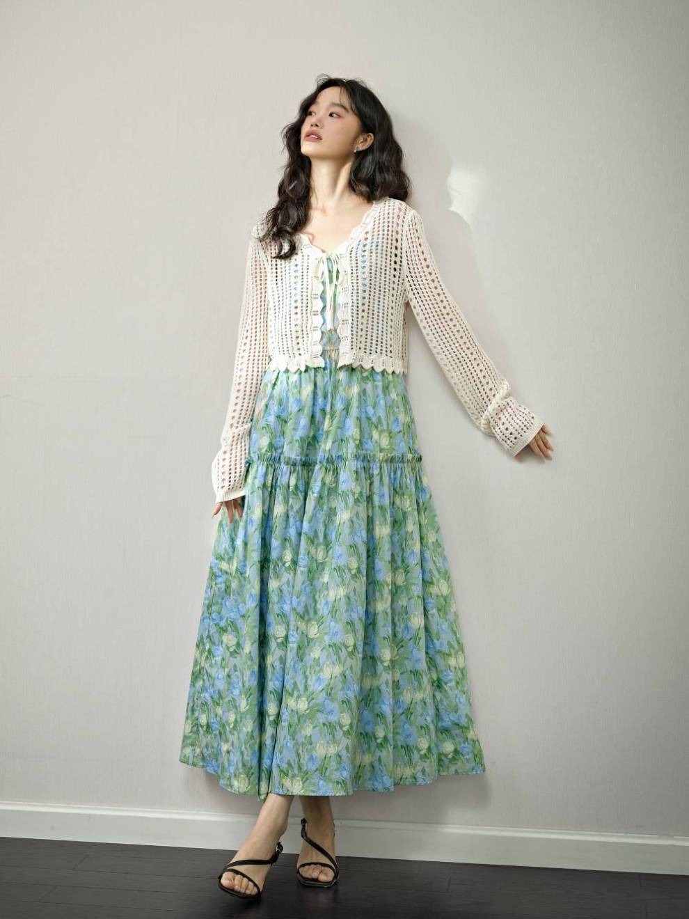 Bersinar pada hari musim bunga dengan keindahan lembut skirt berkobar - Foto 5. Tỏa sáng ngày xuân với vẻ đẹp dịu dàng của váy xòe- Ảnh 5.