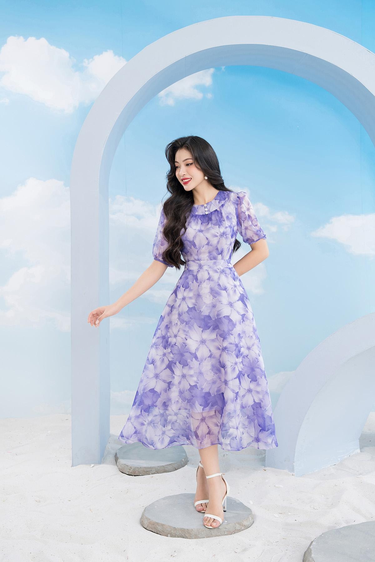 Bersinar pada hari-hari musim bunga dengan keindahan lembut skirt berkobar - Foto 6. Tỏa sáng ngày xuân với vẻ đẹp dịu dàng của váy xòe- Ảnh 6.