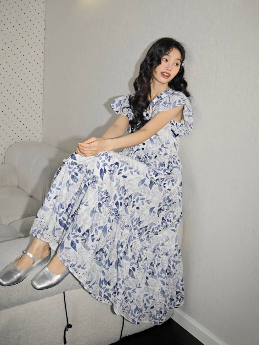 Bersinar pada hari-hari musim bunga dengan keindahan lembut skirt berkobar - Foto 7. Tỏa sáng ngày xuân với vẻ đẹp dịu dàng của váy xòe- Ảnh 7.