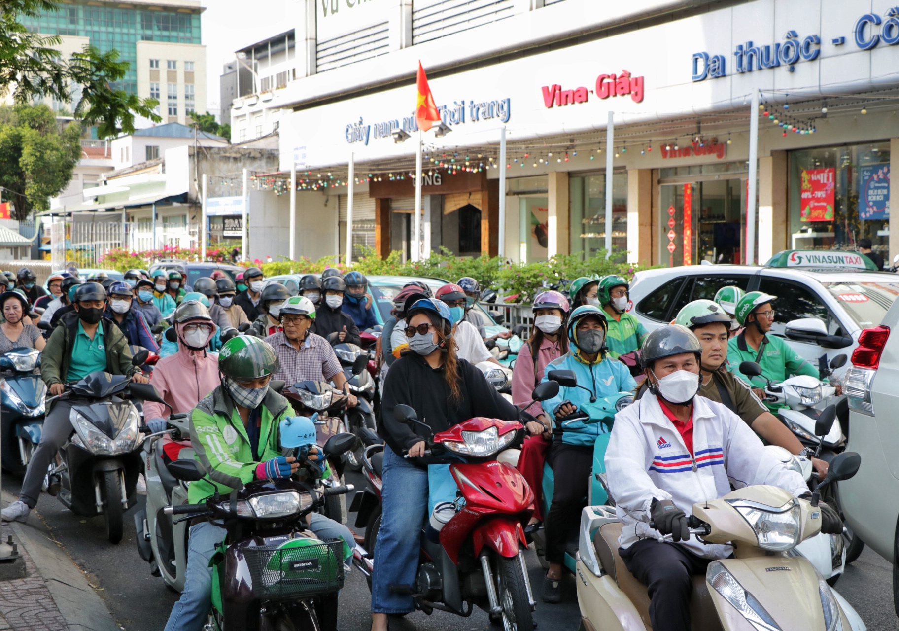 Ngày đầu đi làm lại sau tết: Nhiều người bất ngờ vì đường phố TP.HCM- Ảnh 2.