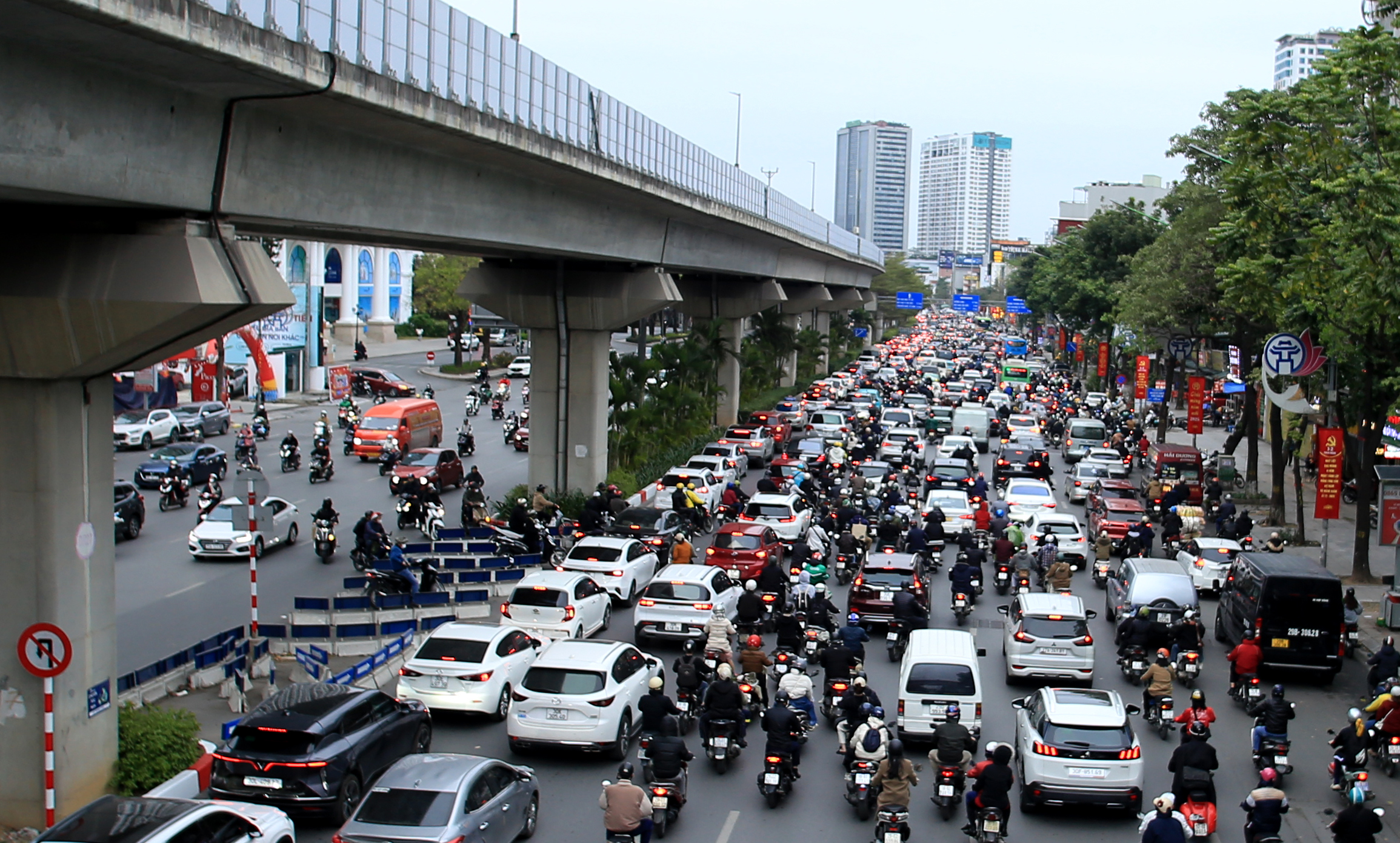 Nhiều tuyến đường Hà Nội ùn tắc sáng ngày đầu đi làm trở lại- Ảnh 2.