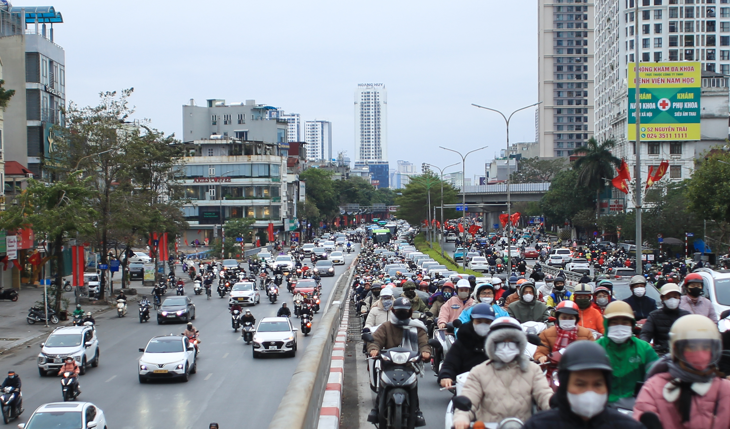 Nhiều tuyến đường Hà Nội ùn tắc sáng ngày đầu đi làm trở lại- Ảnh 3.