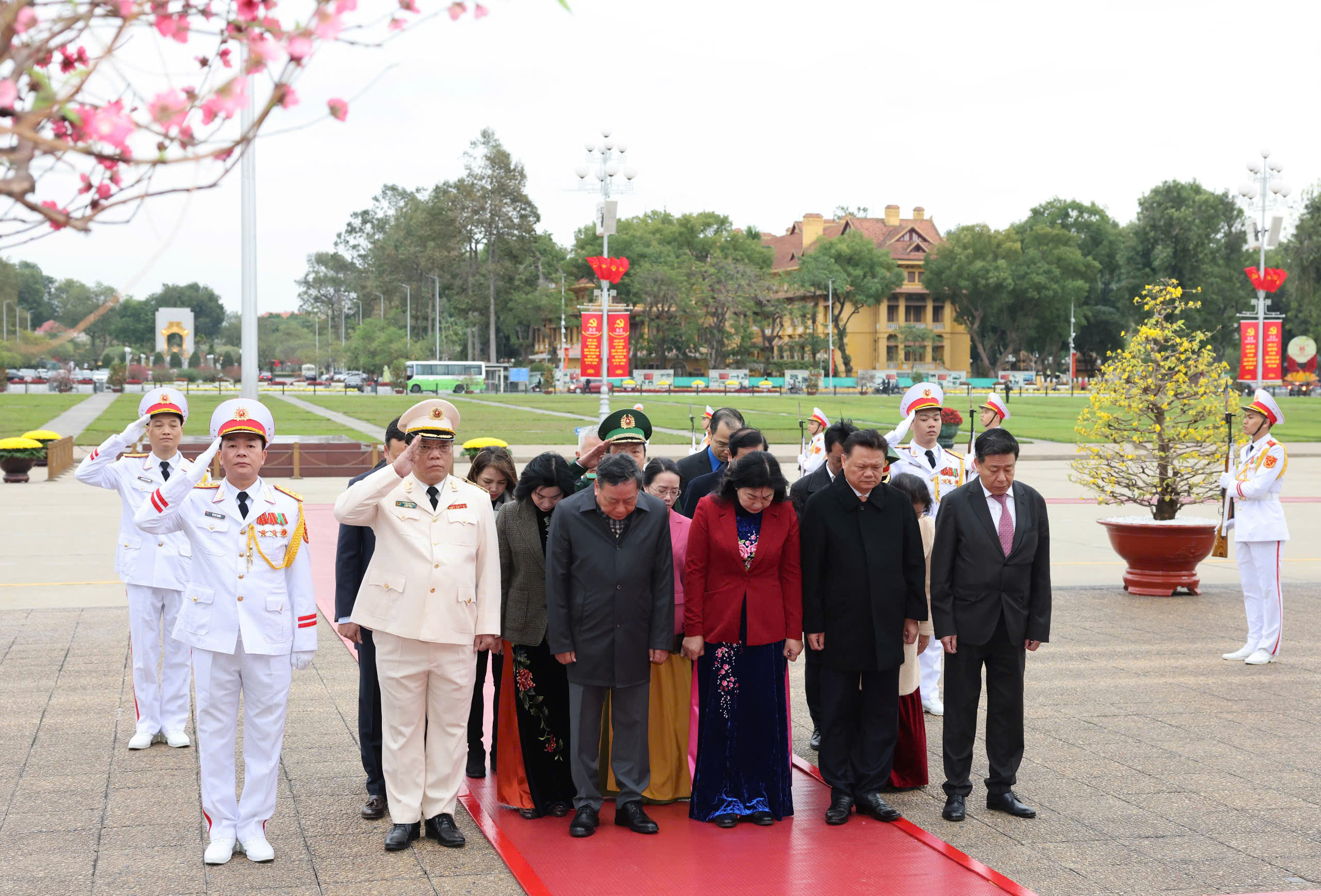 Lãnh đạo Đảng, Nhà nước viếng Chủ tịch Hồ Chí Minh ngày thành lập Đảng- Ảnh 8.