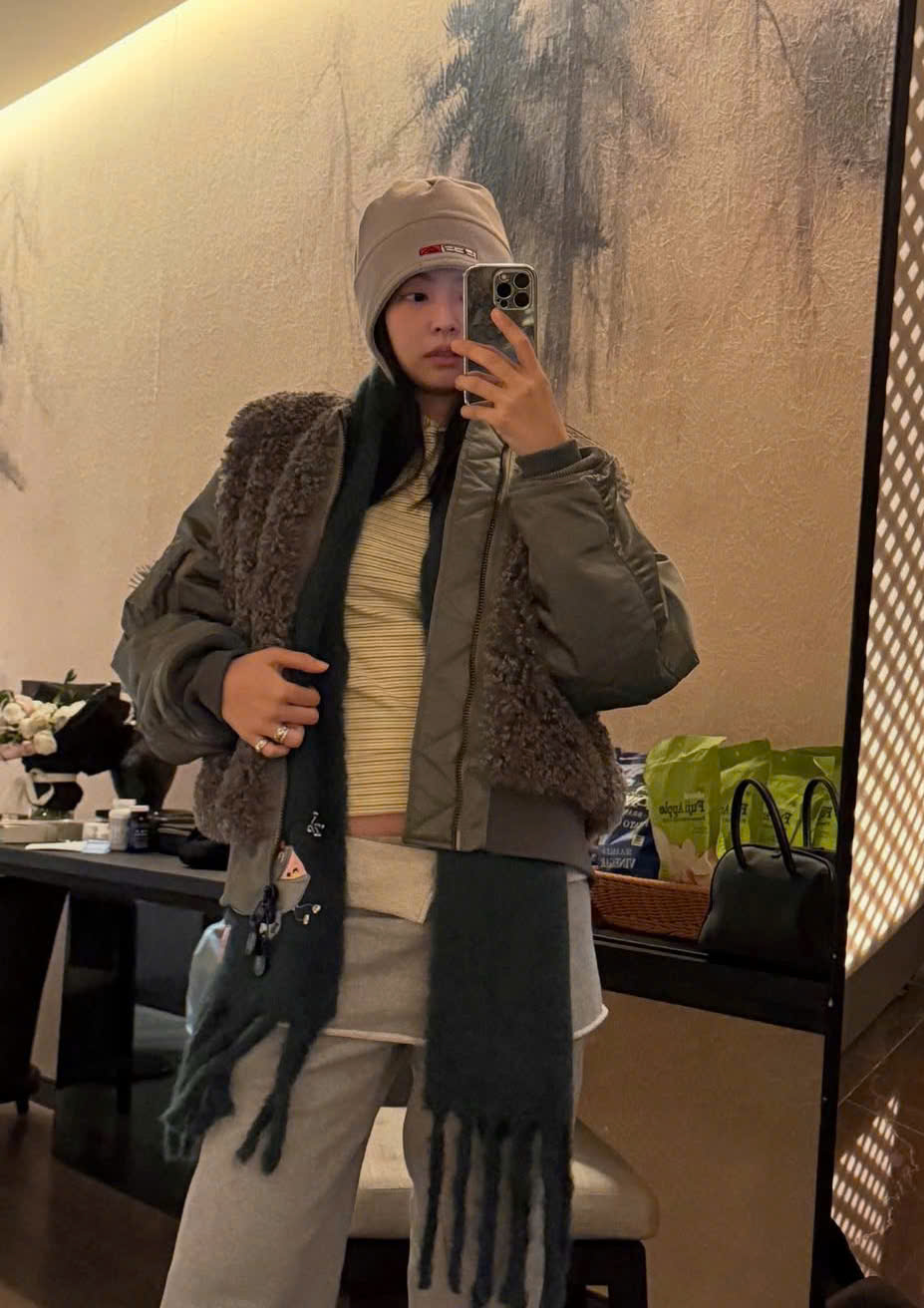 Lär dig hur Jennie klär sig för att framhäva sin figur med extremt enkla accessoarer - Bild 7. Học cách Jennie lên đồ tôn dáng với phụ kiện cực kỳ đơn giản- Ảnh 7.