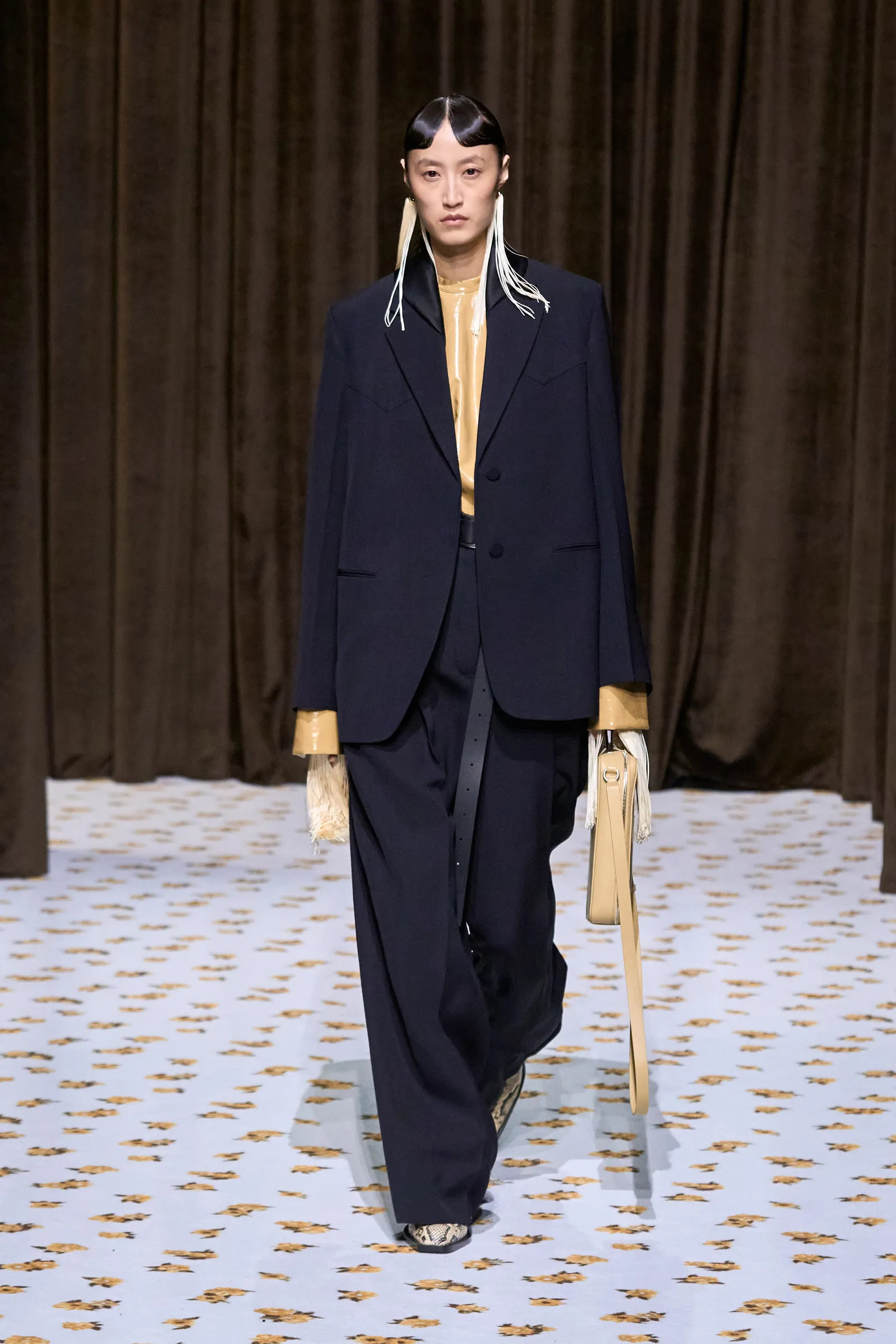 Модные блейзеры для весны-лета 2025 года — Фото 6. Những chiếc áo blazer thời thượng cho bạn diện mùa xuân hè 2025- Ảnh 6.