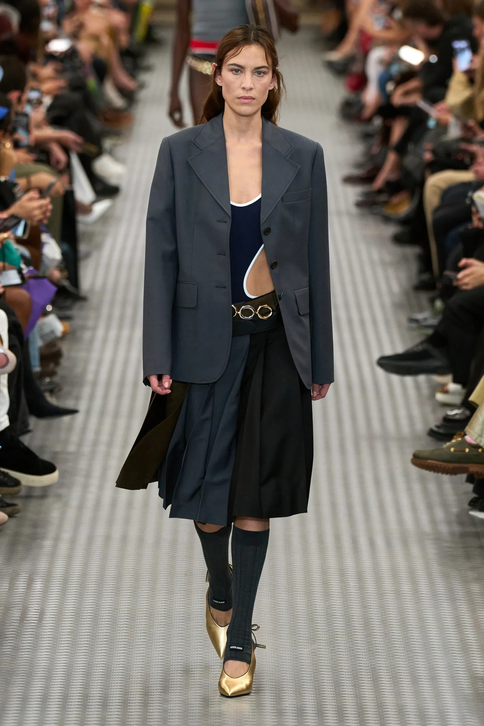 Модные блейзеры для весны-лета 2025 года - Фото 7. Những chiếc áo blazer thời thượng cho bạn diện mùa xuân hè 2025- Ảnh 7.