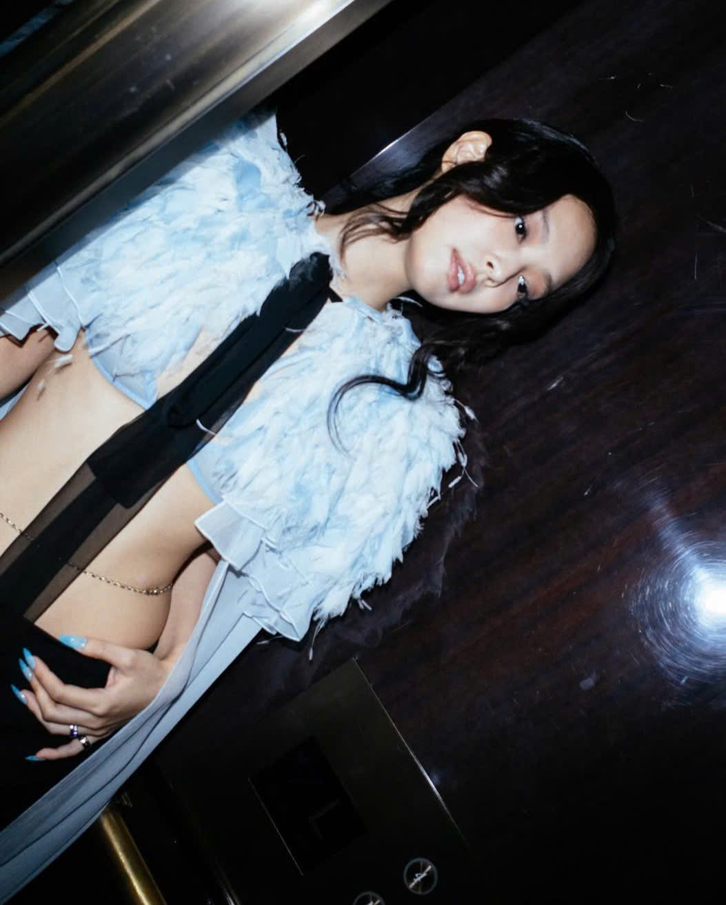 Lär dig hur Jennie klär sig för att framhäva sin figur med extremt enkla accessoarer - Bild 2. Học cách Jennie lên đồ tôn dáng với phụ kiện cực kỳ đơn giản- Ảnh 2.