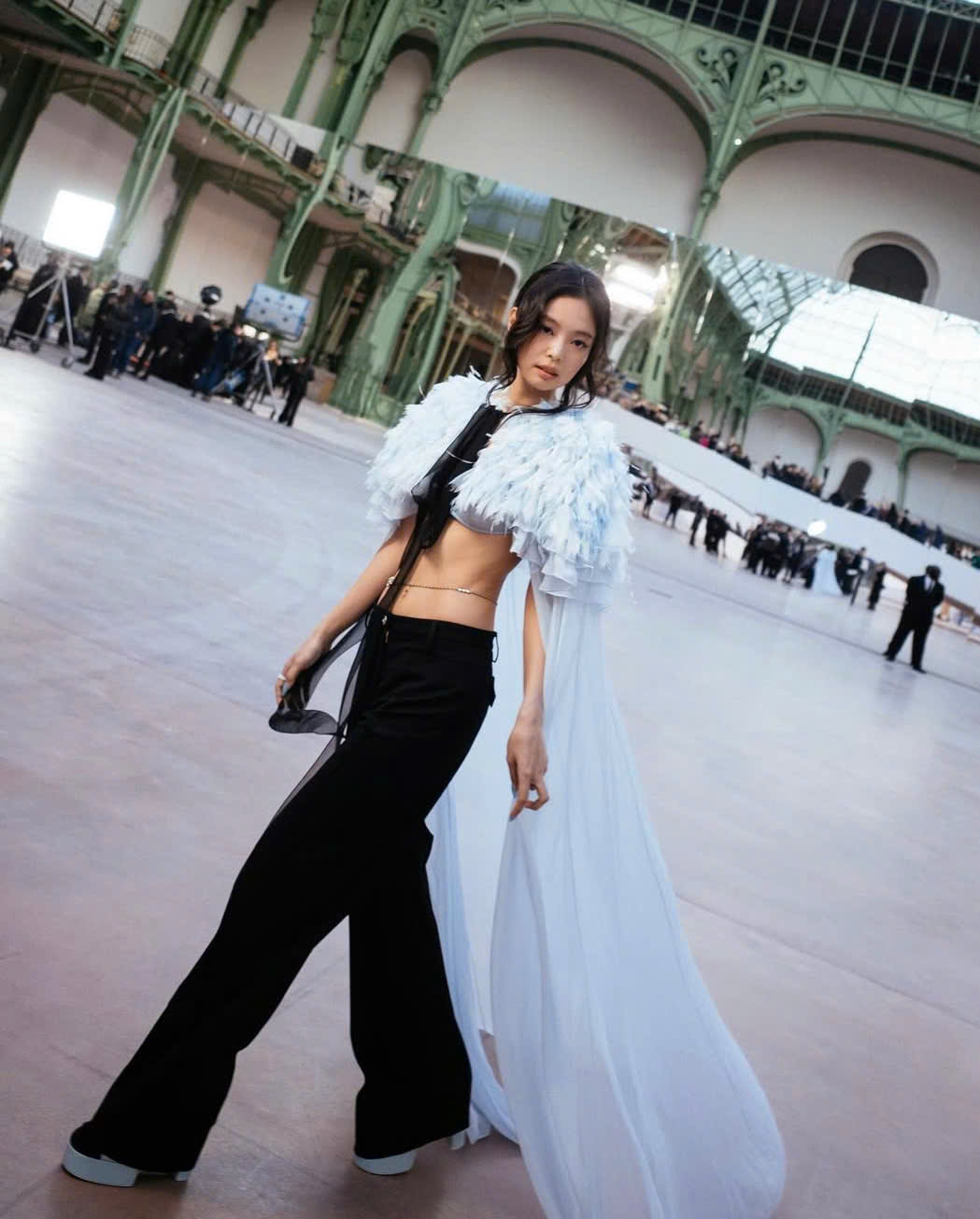 Lär dig hur Jennie klär sig för att framhäva sin figur med extremt enkla accessoarer - Bild 1. Học cách Jennie lên đồ tôn dáng với phụ kiện cực kỳ đơn giản- Ảnh 1.