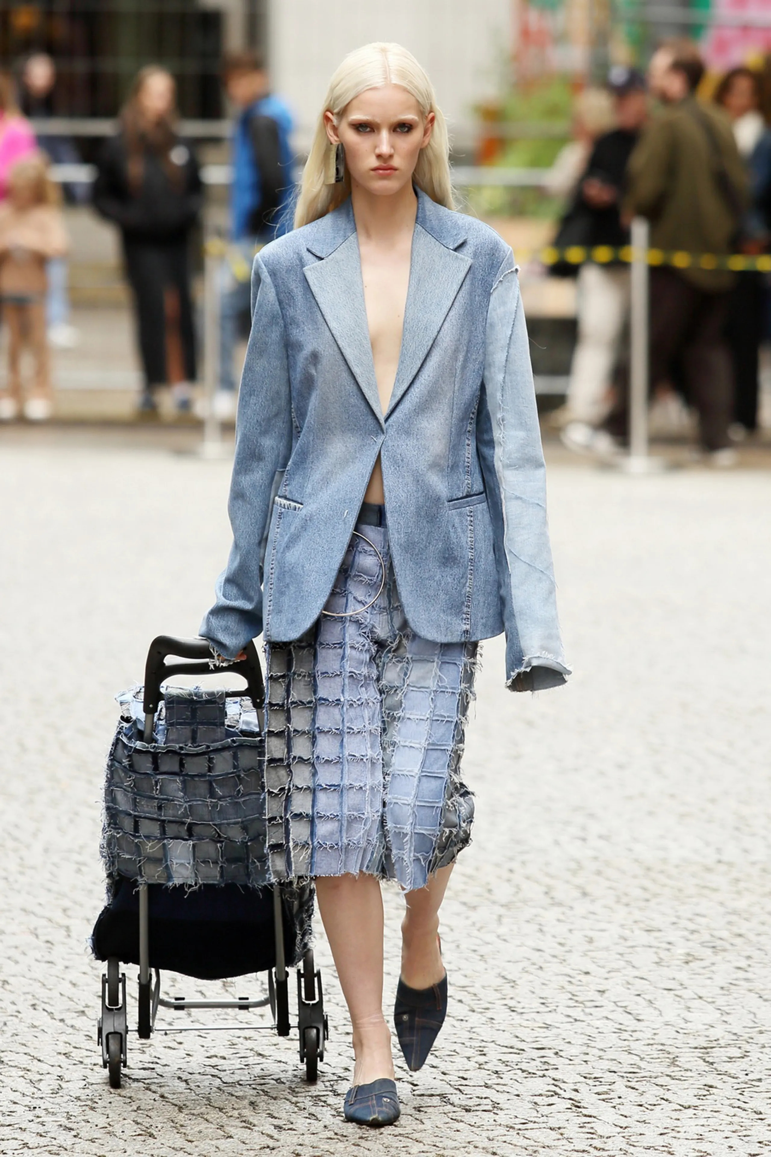 Модные блейзеры для весны-лета 2025 года — Фото 2. Những chiếc áo blazer thời thượng cho bạn diện mùa xuân hè 2025- Ảnh 2.