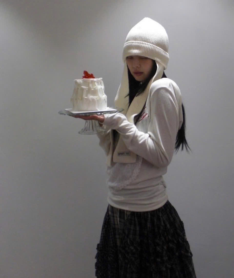 Lär dig hur Jennie klär sig för att framhäva sin figur med extremt enkla accessoarer - Foto 6. Học cách Jennie lên đồ tôn dáng với phụ kiện cực kỳ đơn giản- Ảnh 6.