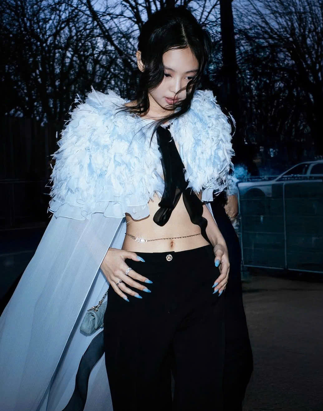 Lär dig hur Jennie klär sig för att framhäva sin figur med extremt enkla accessoarer - Foto 3. Học cách Jennie lên đồ tôn dáng với phụ kiện cực kỳ đơn giản- Ảnh 3.