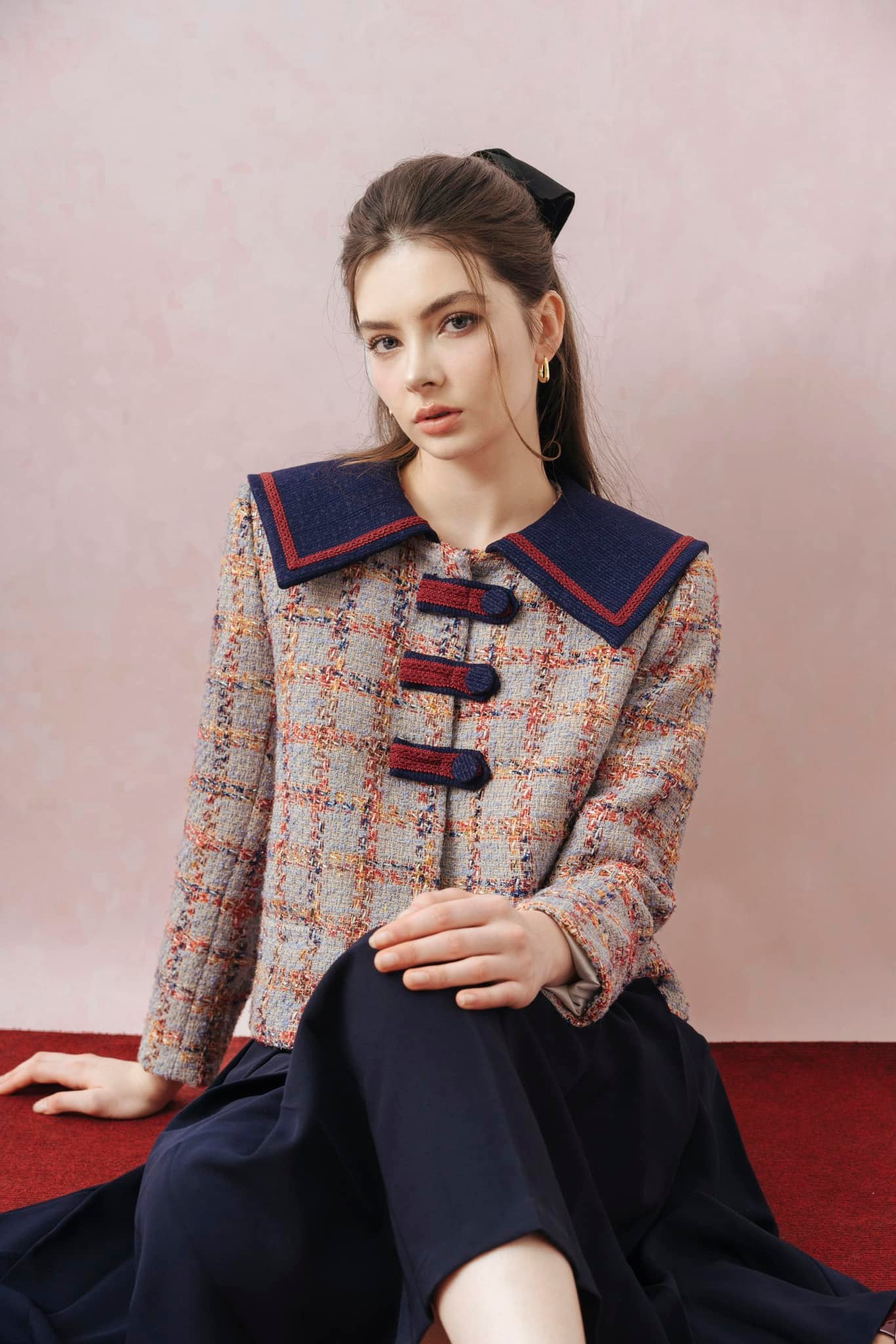 Chinh phục mùa lạnh với những món đồ thời trang vải dạ sang trọng- Ảnh 1. Chinh phục mùa lạnh với những món đồ thời trang vải dạ sang trọng- Ảnh 1.