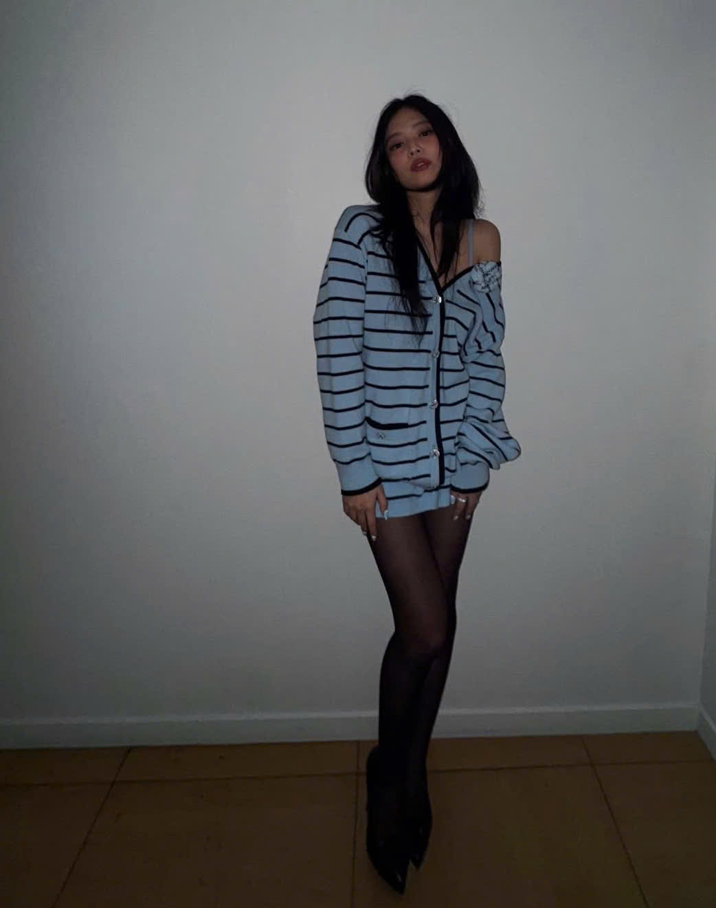 Lär dig hur Jennie klär sig för att framhäva sin figur med extremt enkla accessoarer - Bild 5. Học cách Jennie lên đồ tôn dáng với phụ kiện cực kỳ đơn giản- Ảnh 5.